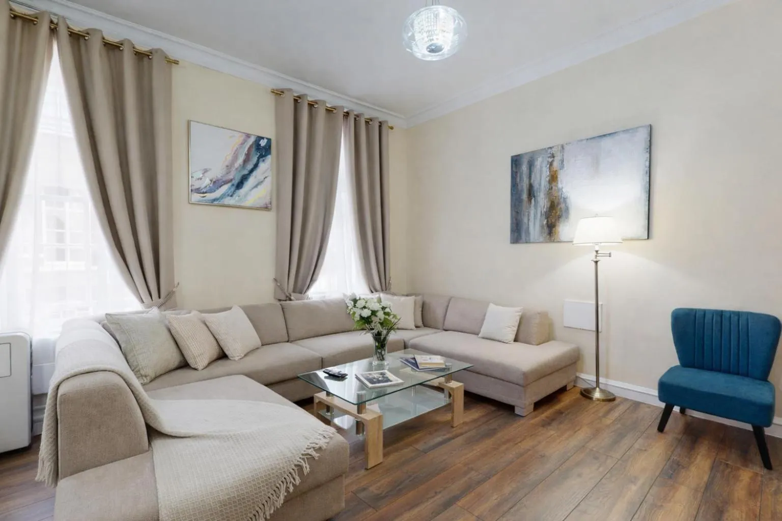 Living room in Park Lane Apartments/Shaw House