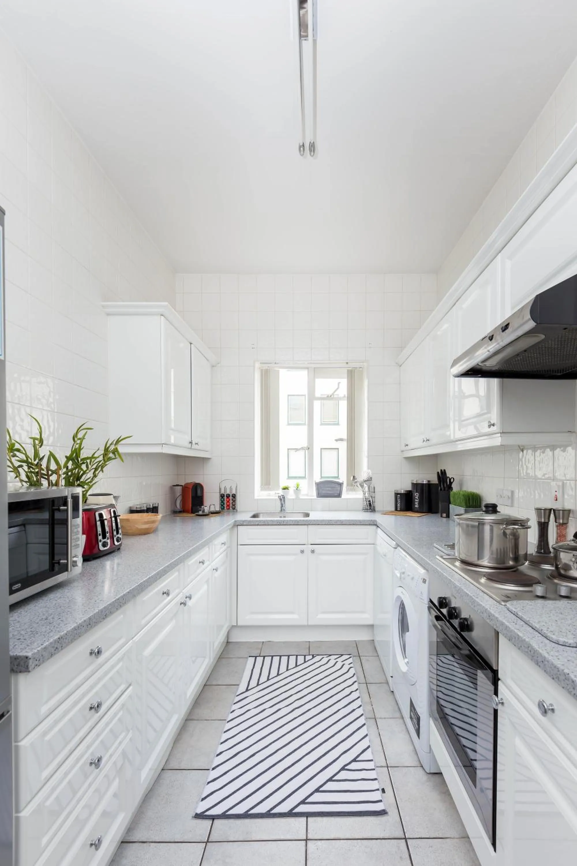 Kitchen or kitchenette in Park Lane Apartments/Shaw House