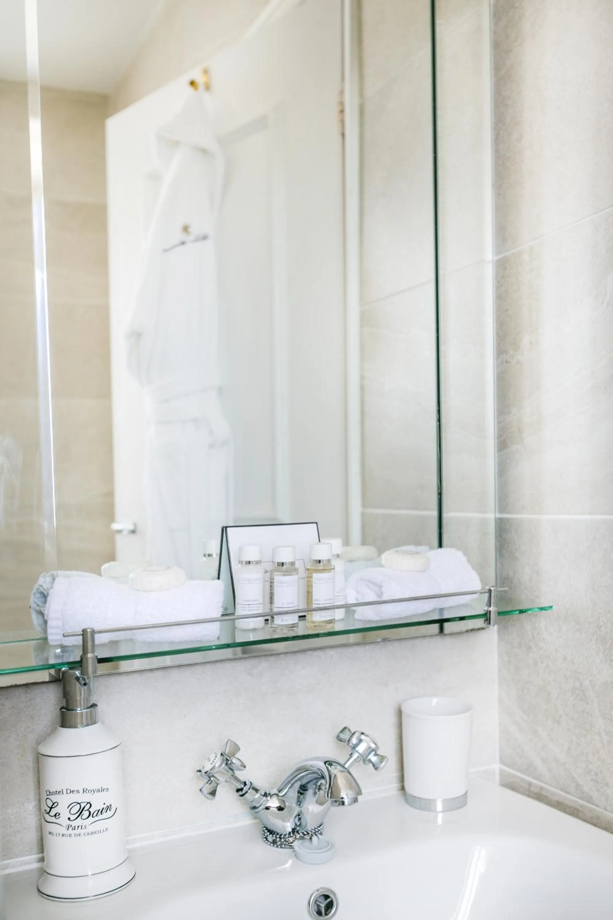 Bathroom in Park Lane Apartments/Shaw House