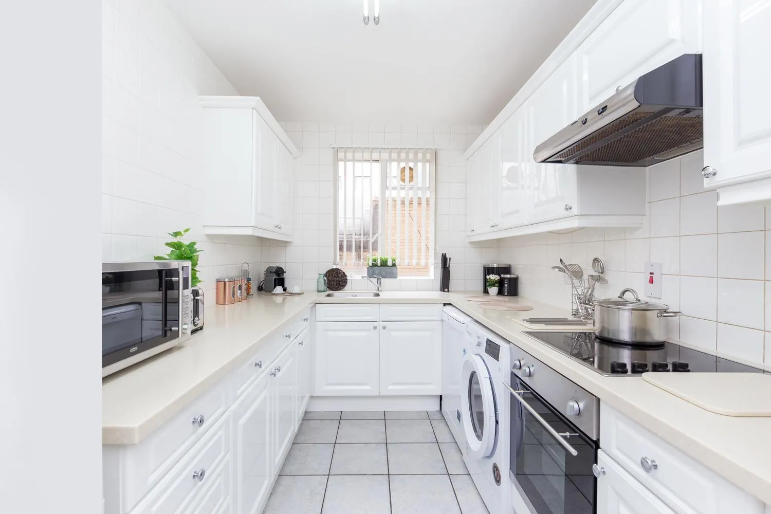 Kitchen or kitchenette in Park Lane Apartments/Shaw House