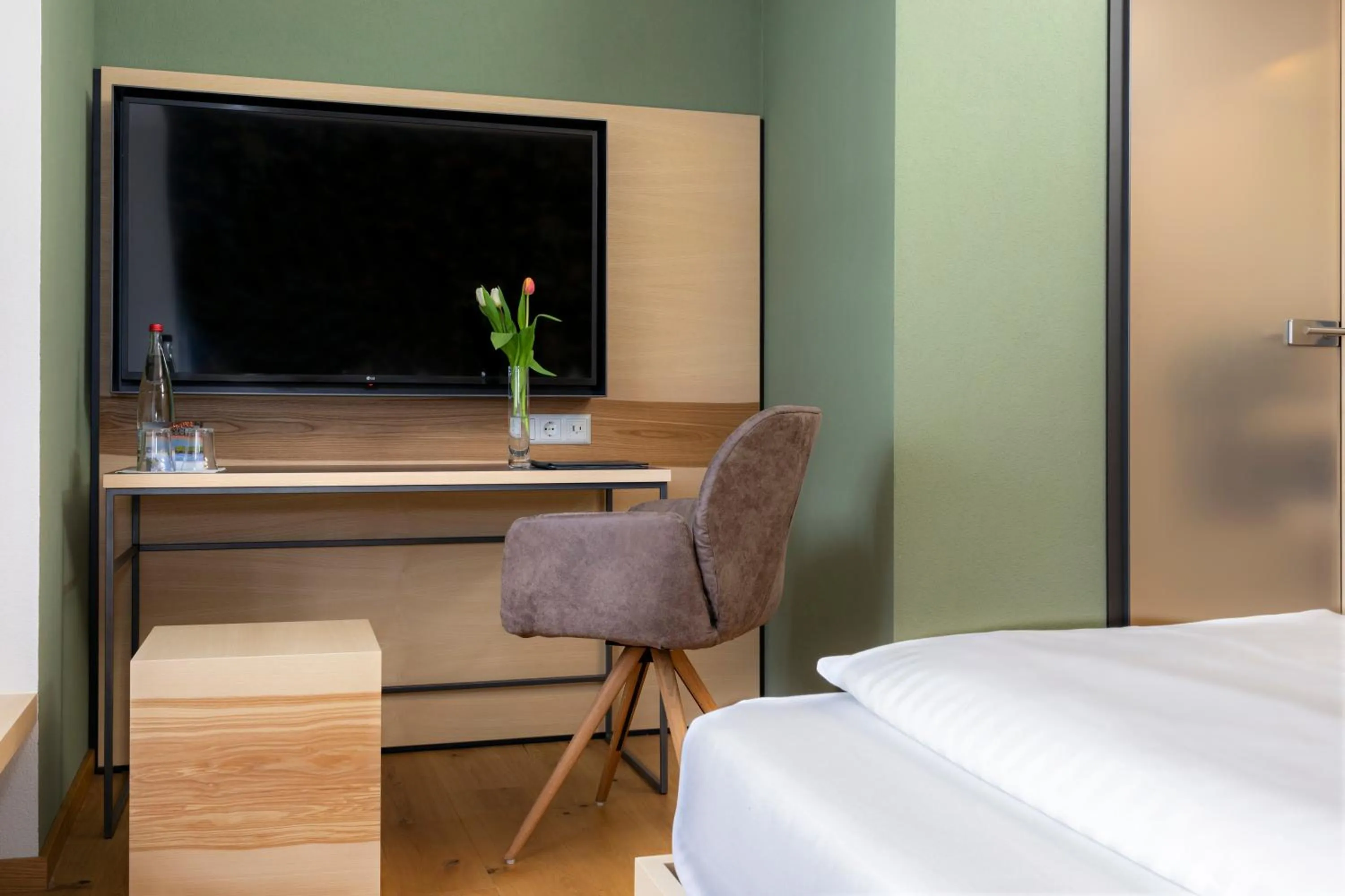 Seating area, Bed in Hotel Der Löwen