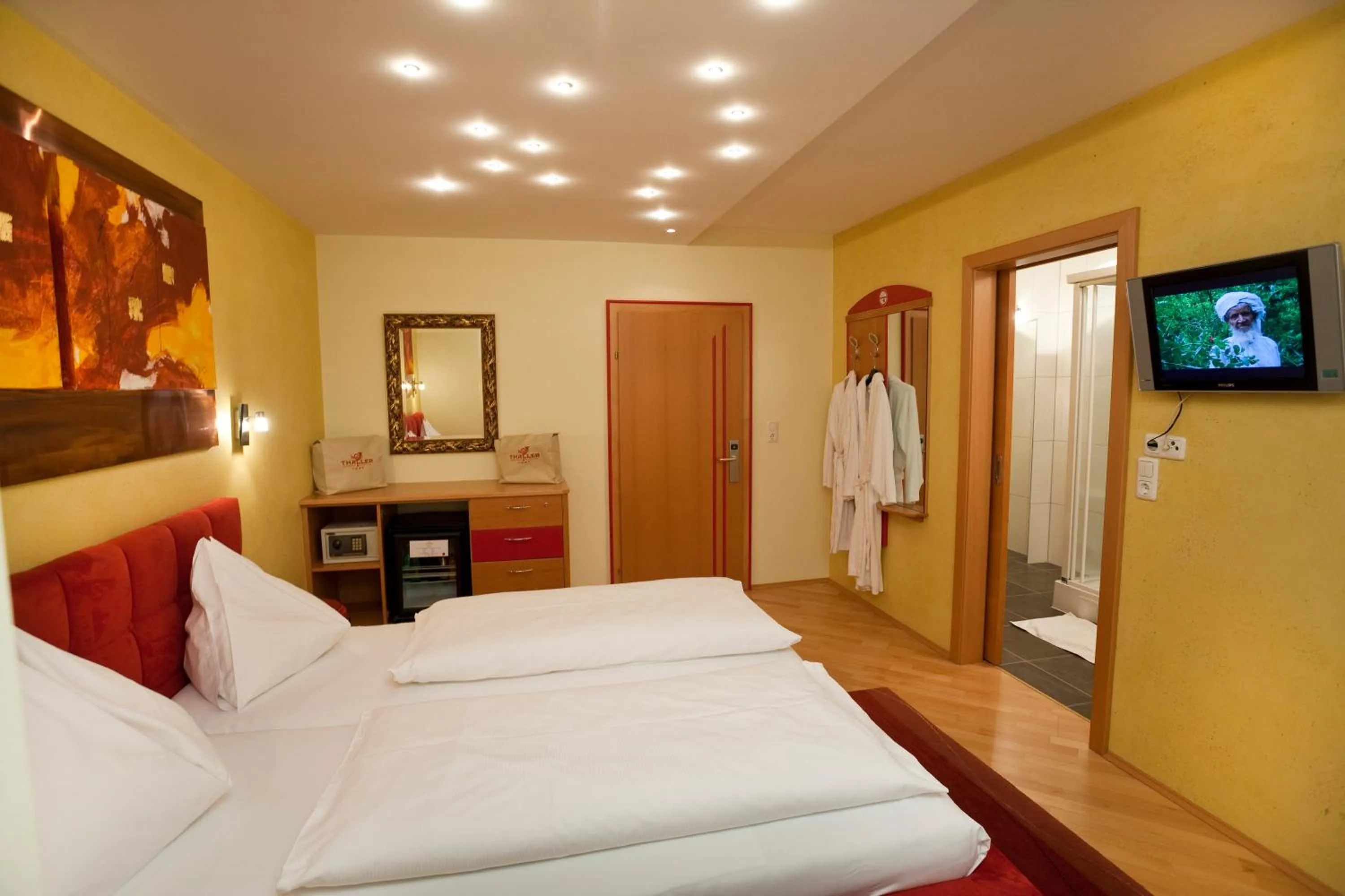 Photo of the whole room, Bed in Der Thaller - Wirtshaus - Restaurant - Hotel