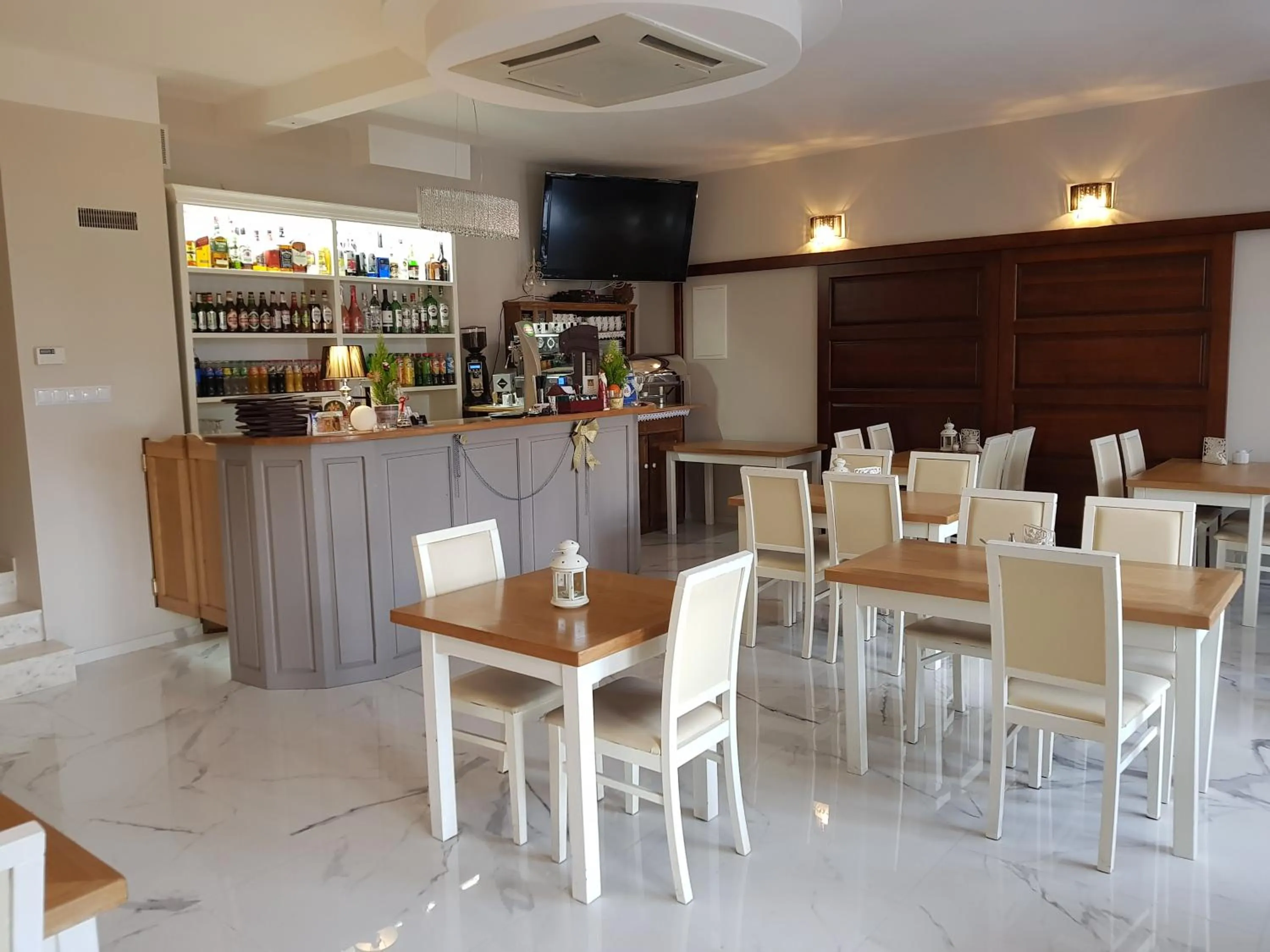 Lounge or bar in Willa Pod Basztą Restauracja&Wellness