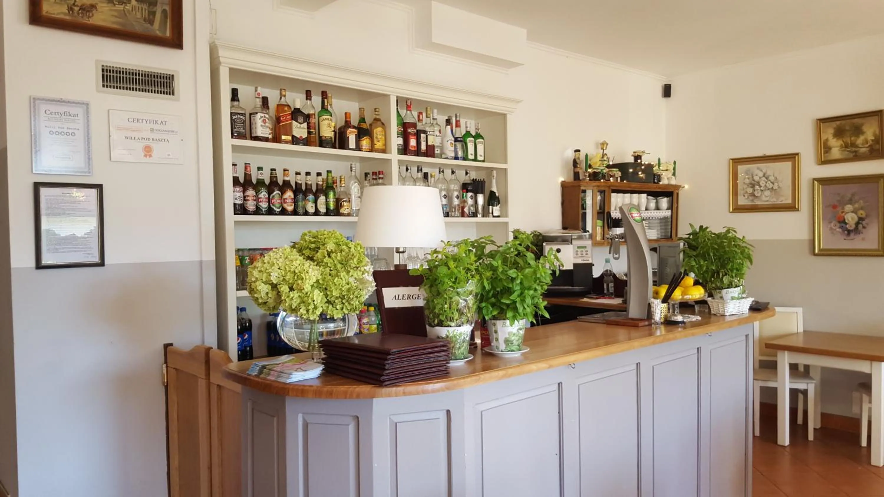 Lounge or bar in Willa Pod Basztą Restauracja&Wellness