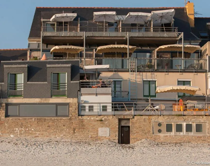 Facade/entrance in Hôtel Kermor
