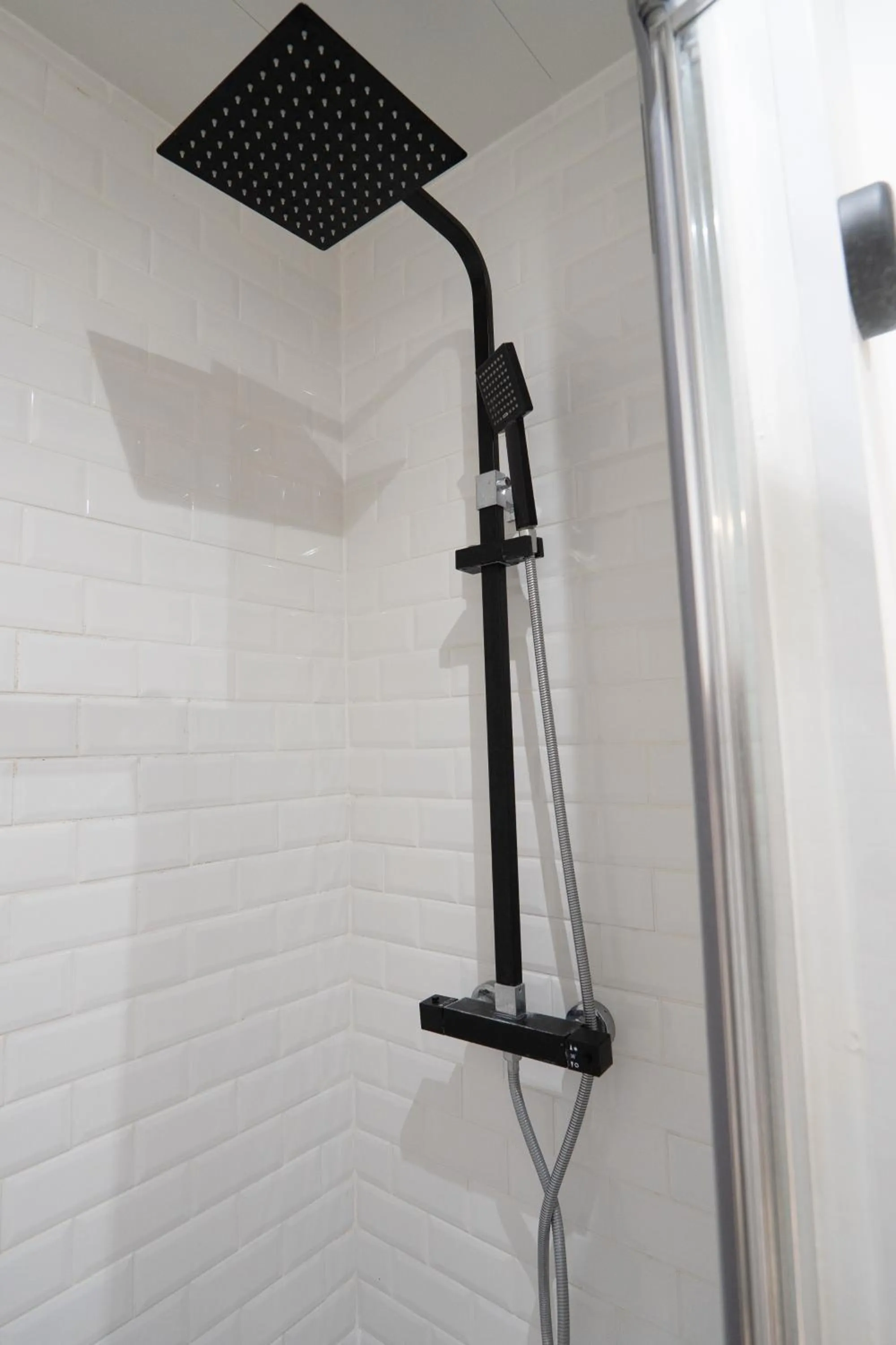 Shower in Capstay Color Valenciennes & Netflix