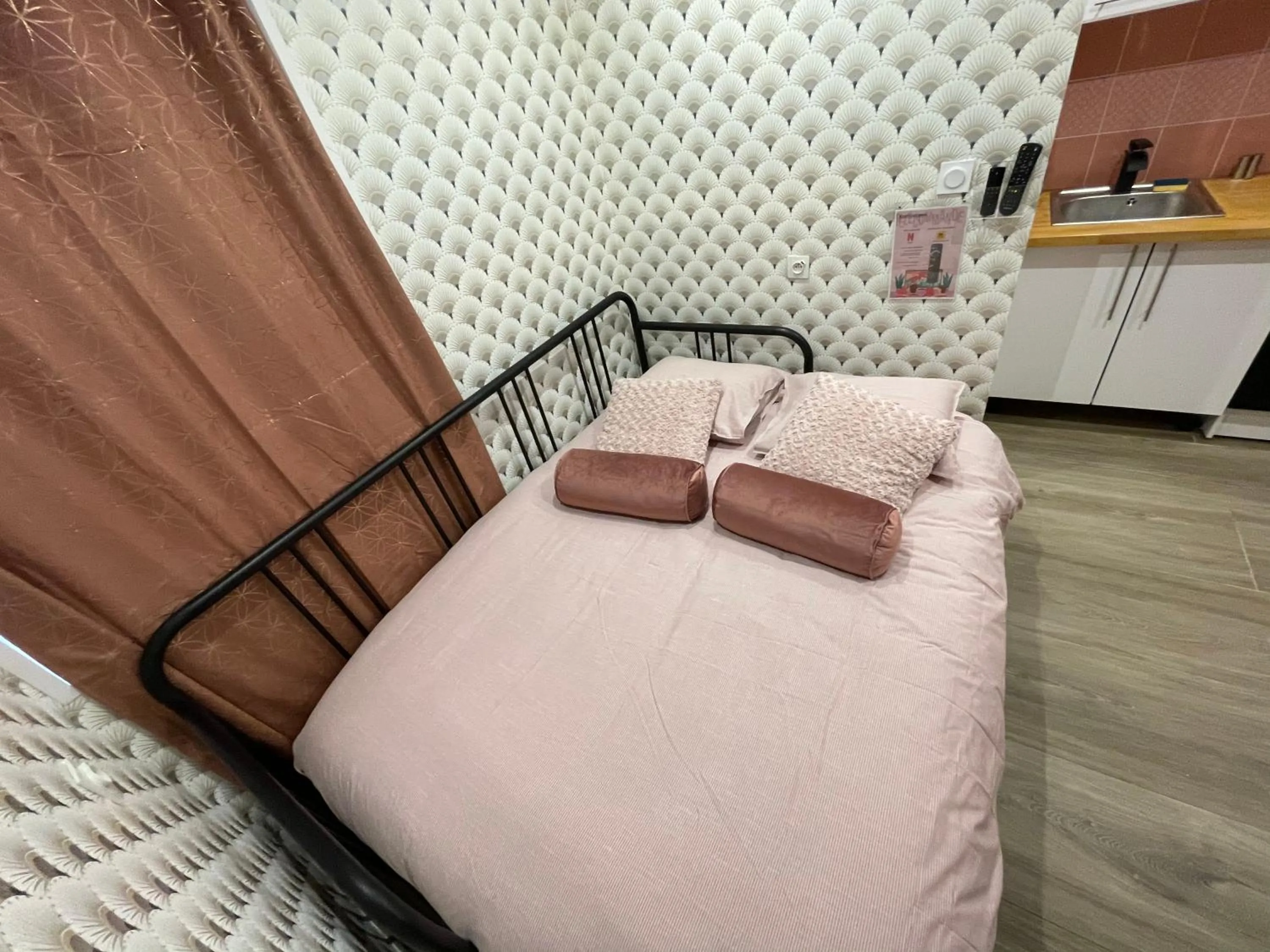 Bed in Capstay Color Valenciennes & Netflix