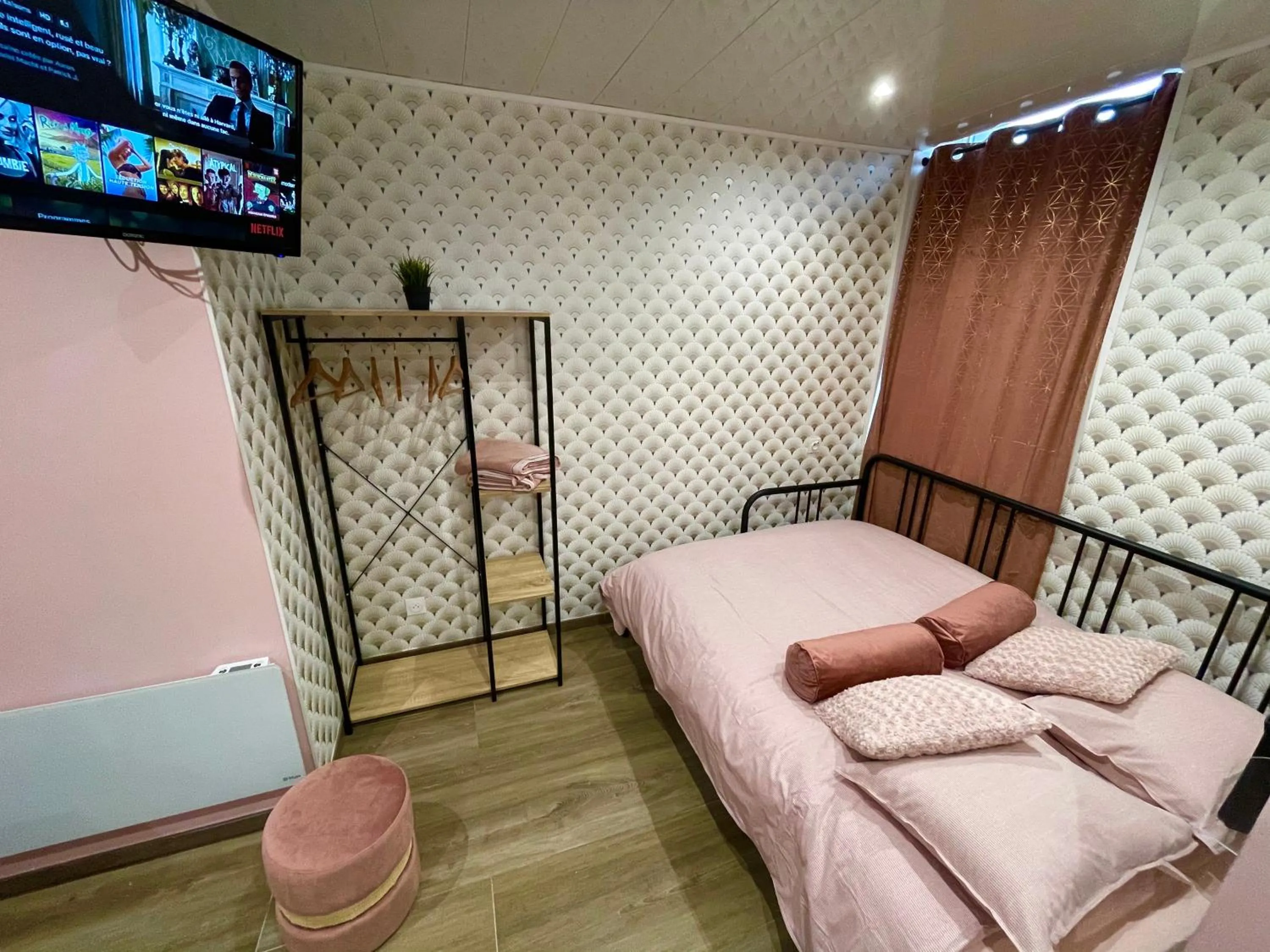 Bed in Capstay Color Valenciennes & Netflix