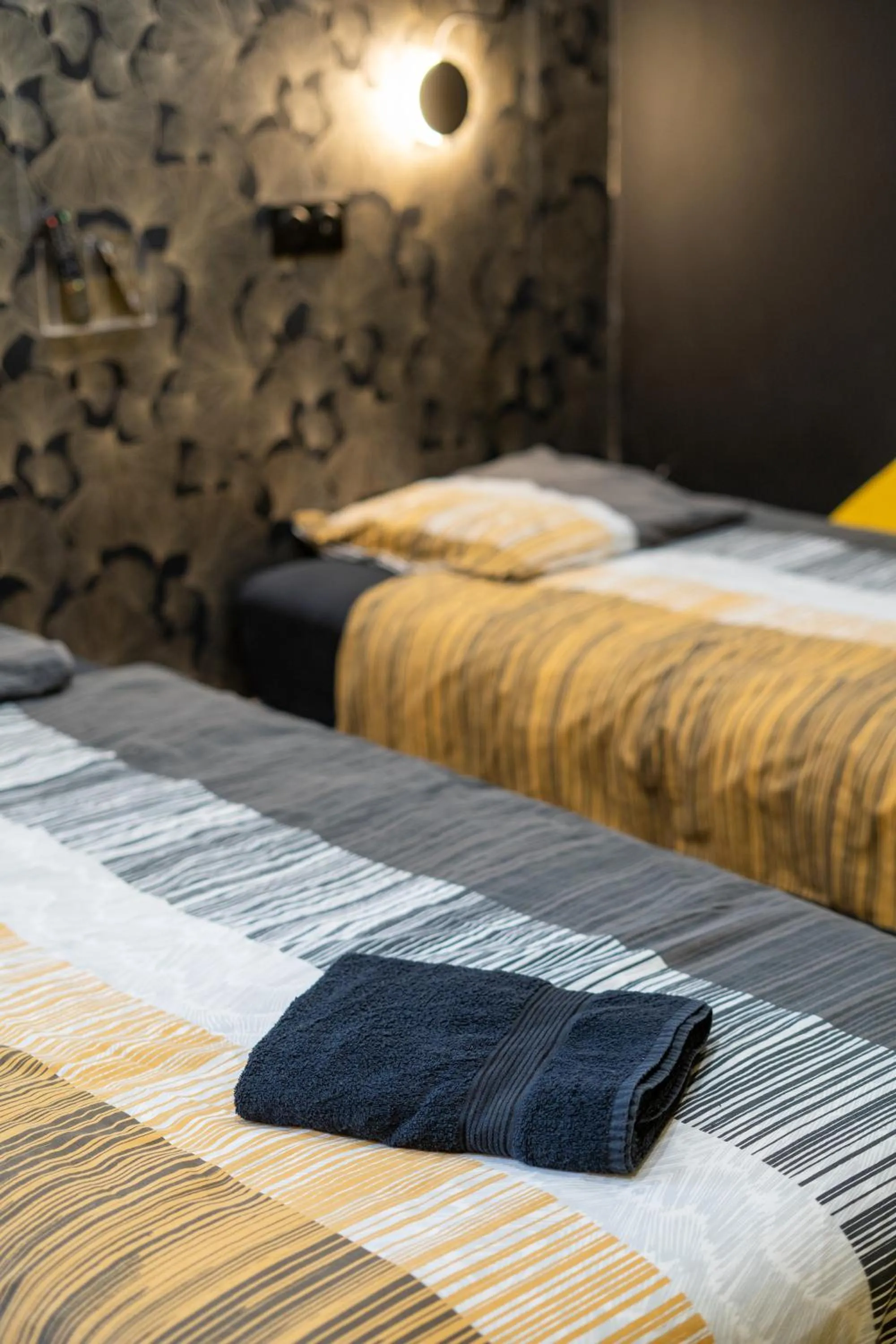 Bed in Capstay Color Valenciennes & Netflix