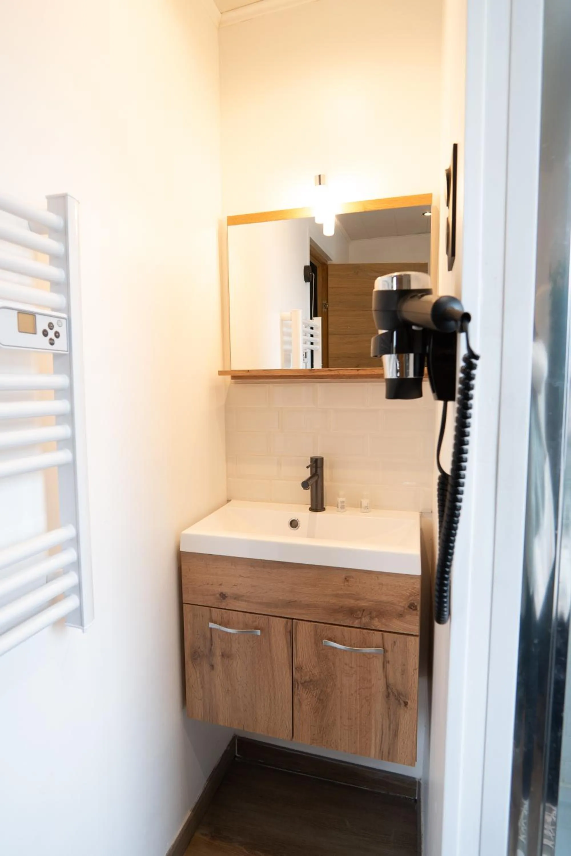 Bathroom in Capstay Color Valenciennes & Netflix