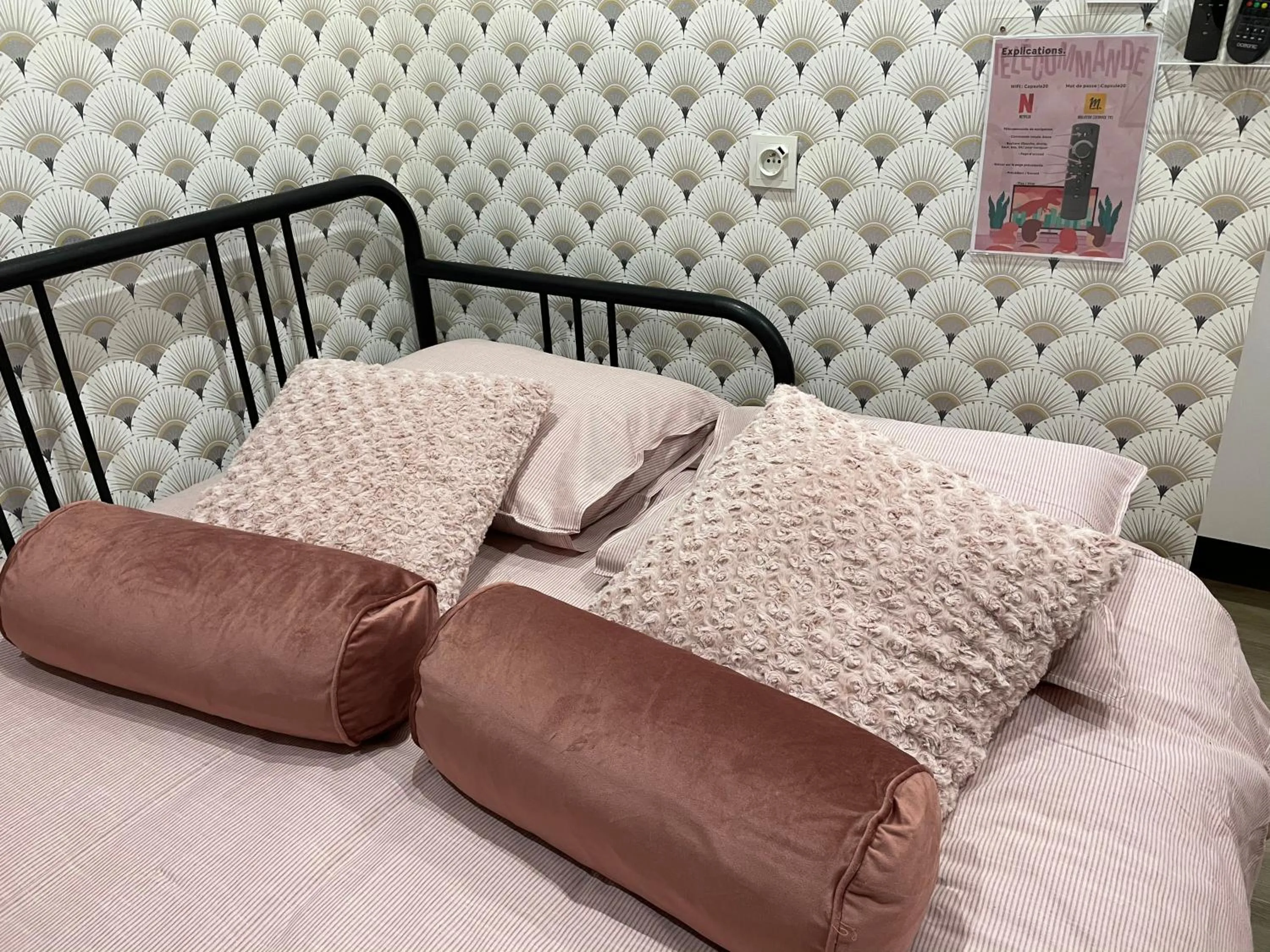 Bed in Capstay Color Valenciennes & Netflix