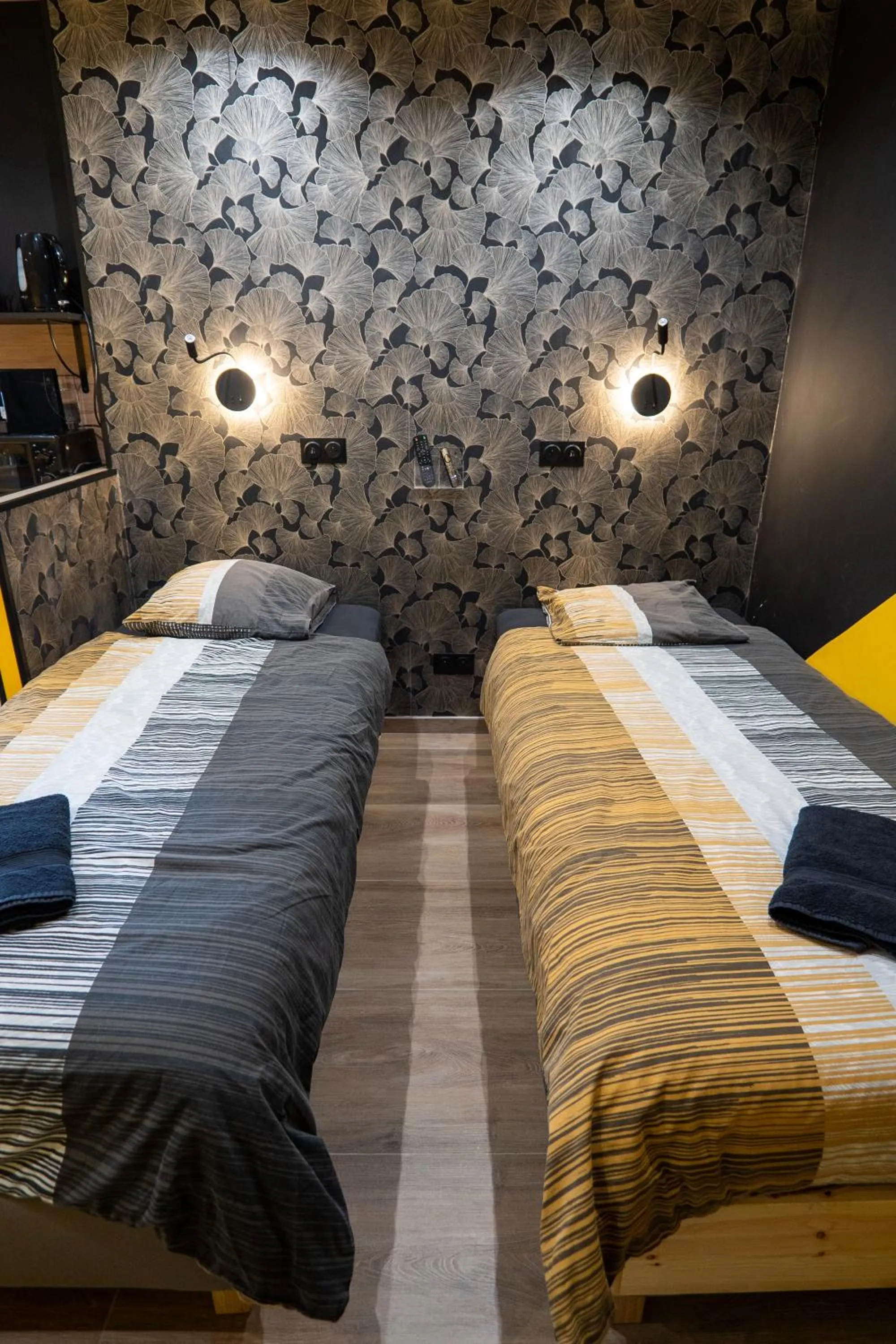 Bed in Capstay Color Valenciennes & Netflix