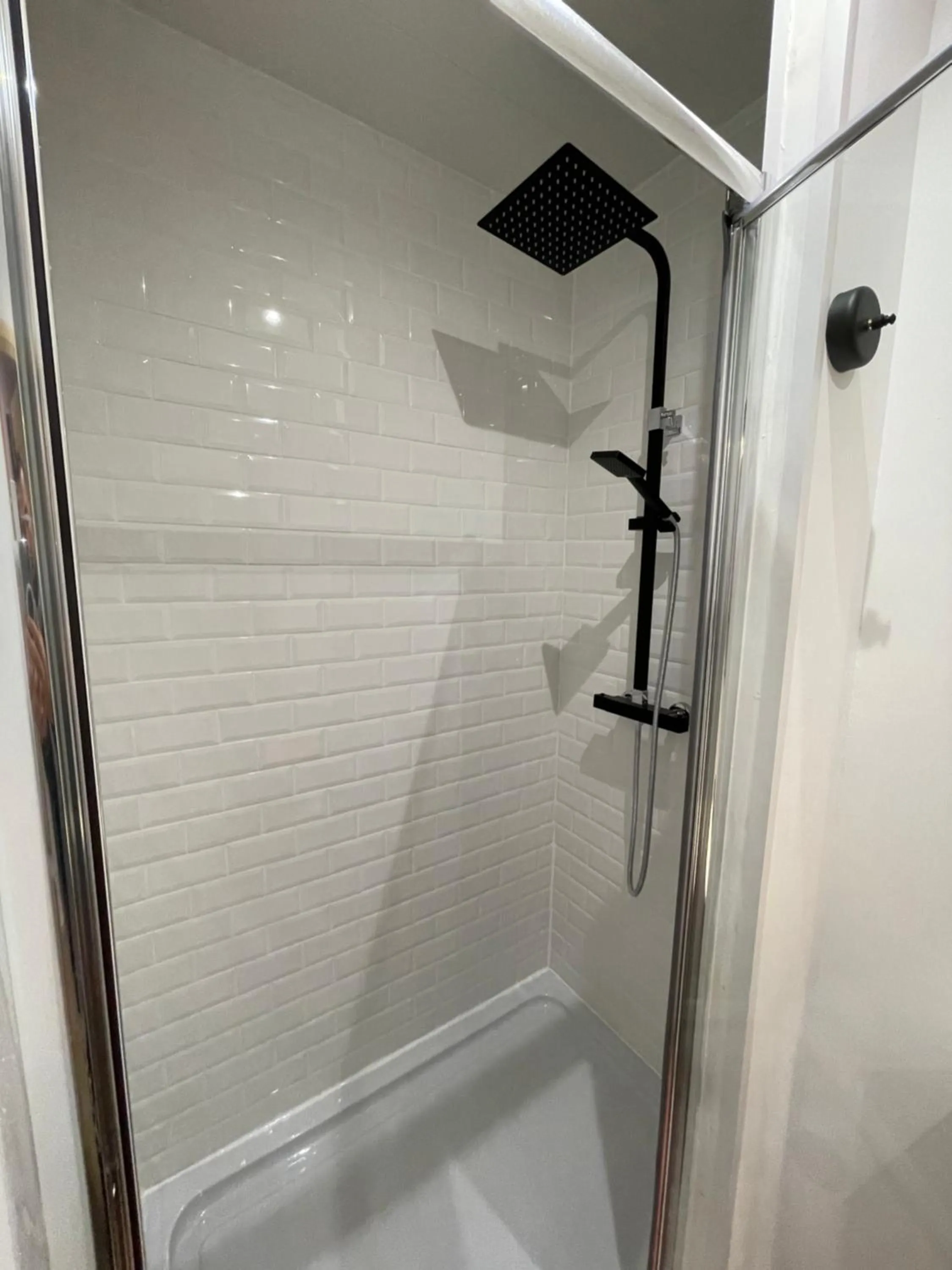 Shower in Capstay Color Valenciennes & Netflix