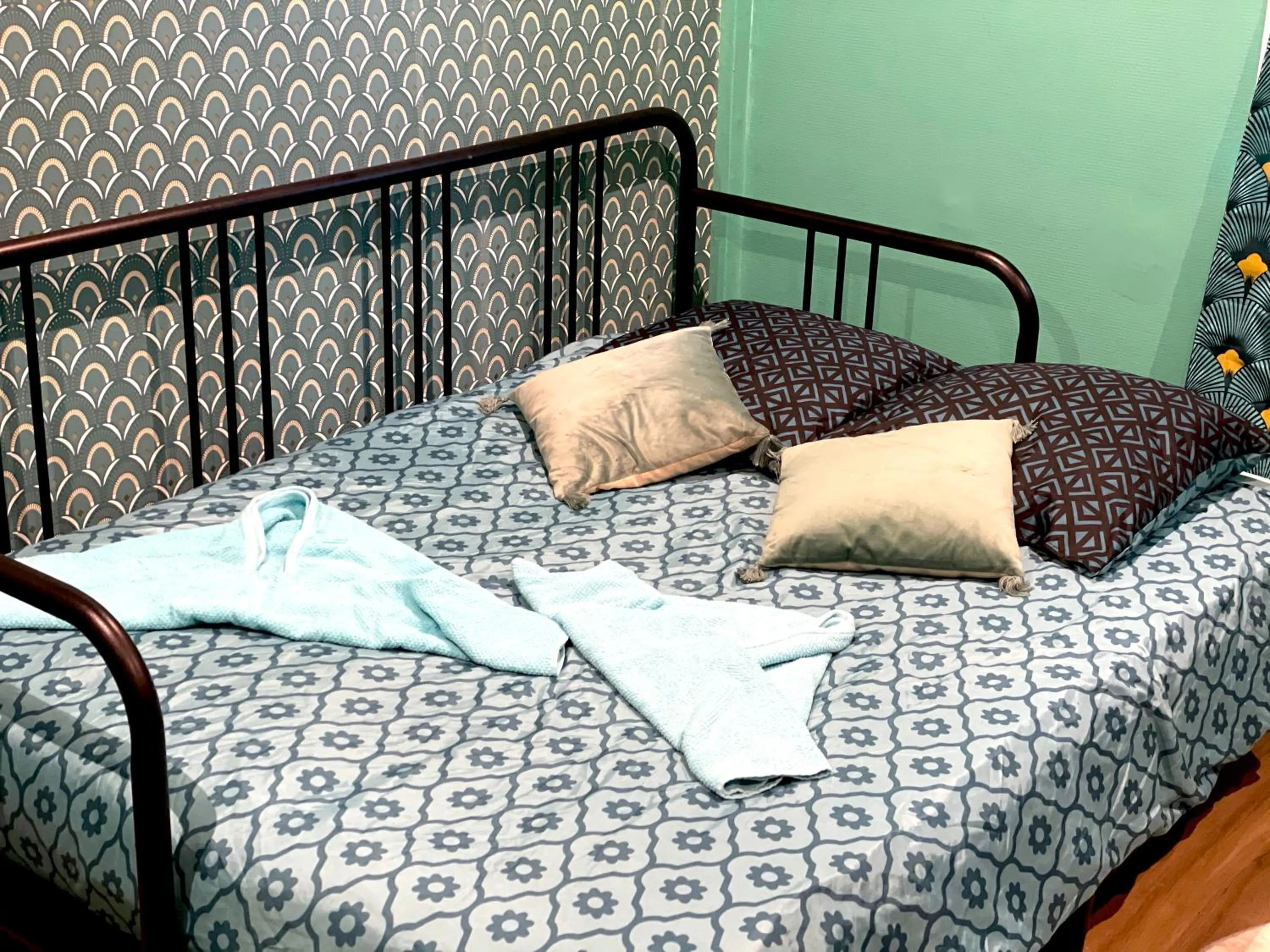 Bed in Capstay Color Valenciennes & Netflix