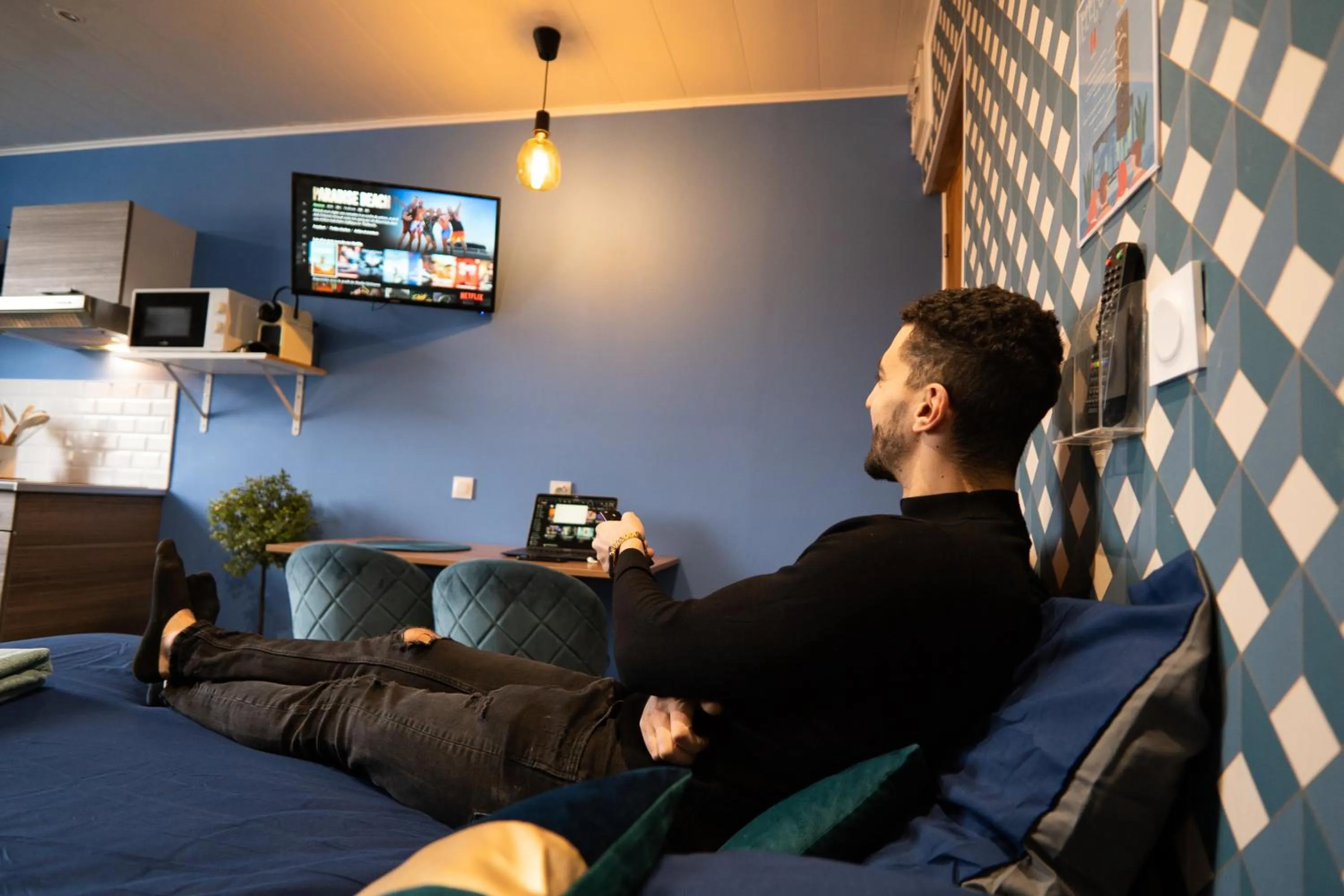 Bed in Capstay Color Valenciennes & Netflix