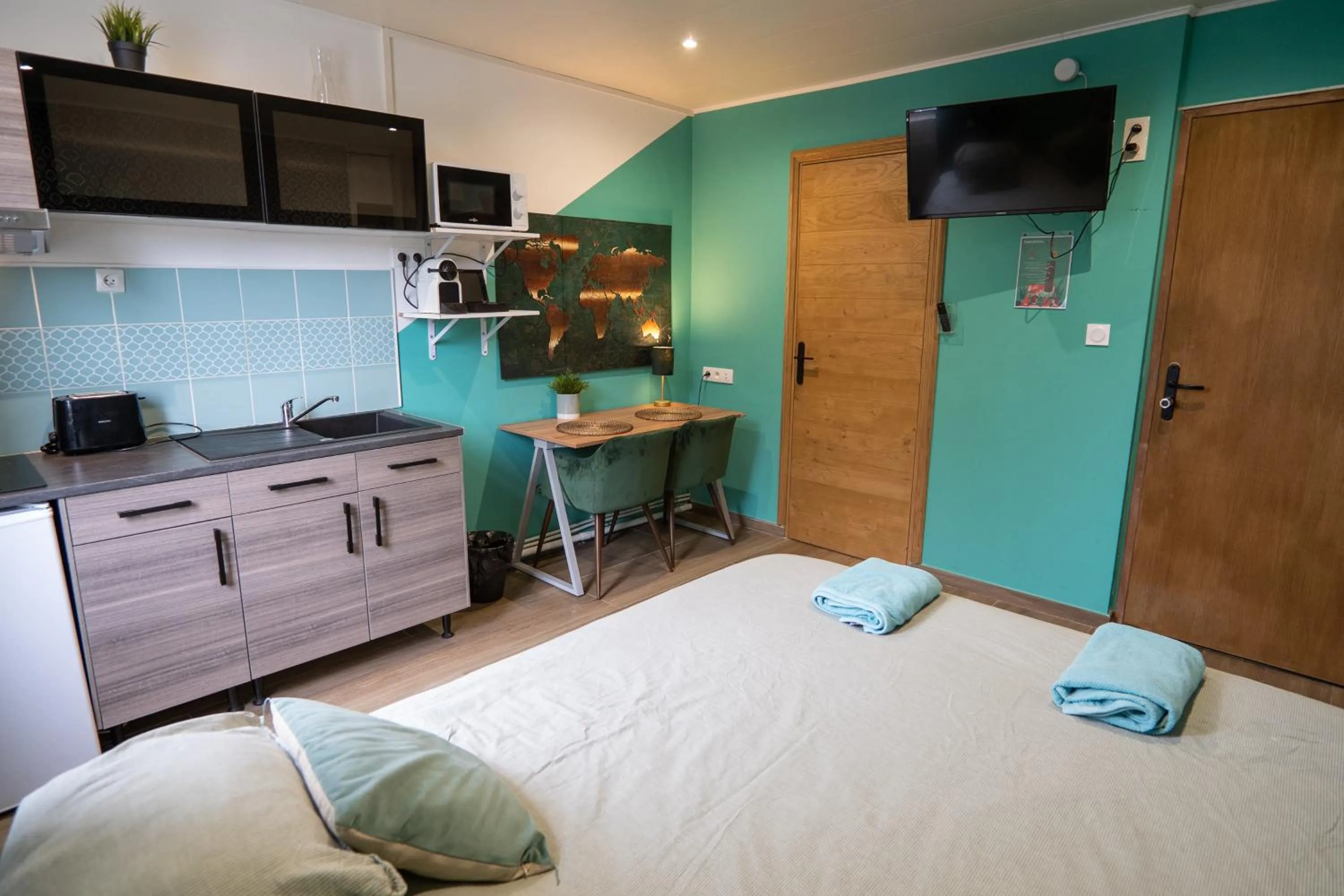 Photo of the whole room, Bed in Capstay Color Valenciennes & Netflix