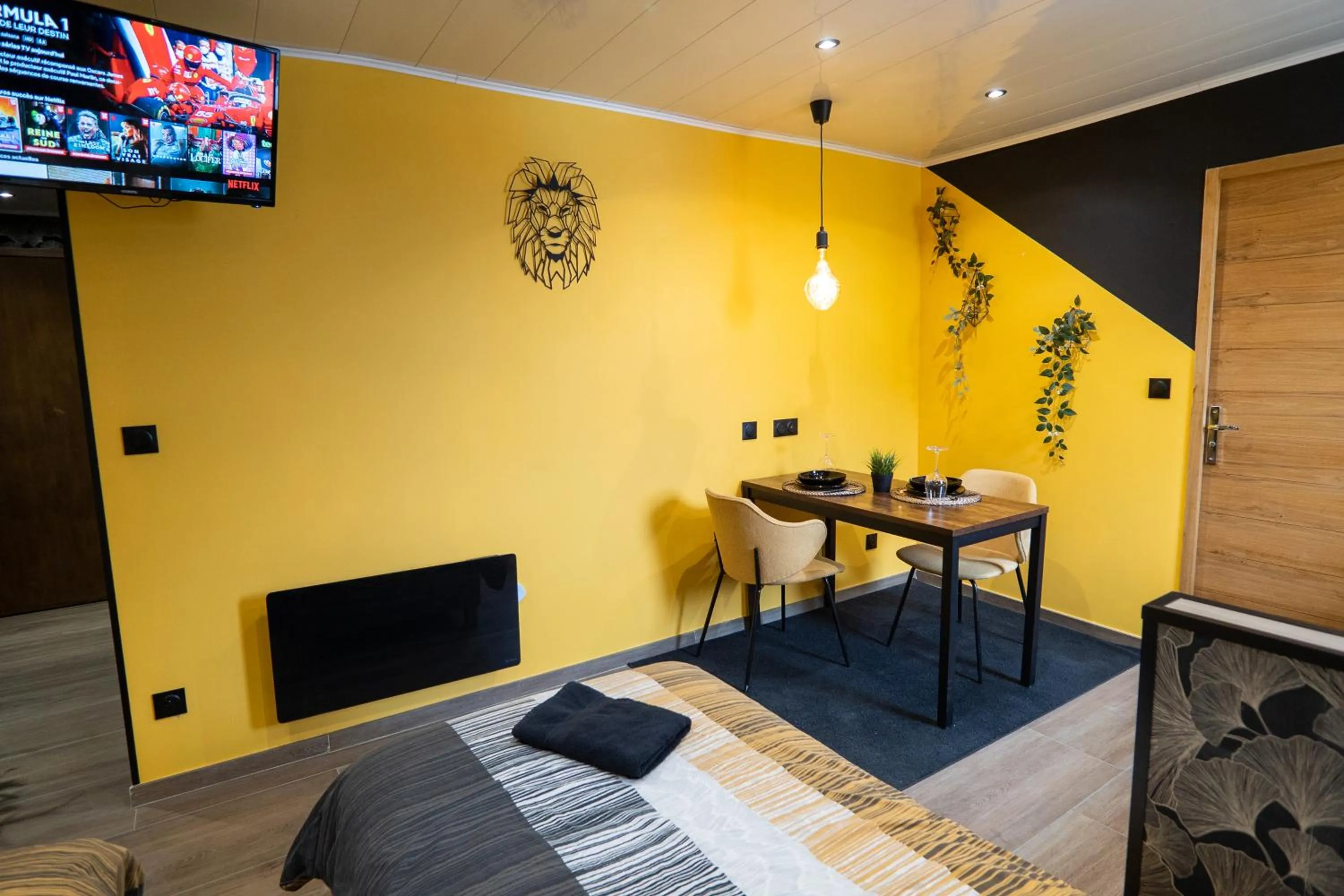 Bed in Capstay Color Valenciennes & Netflix