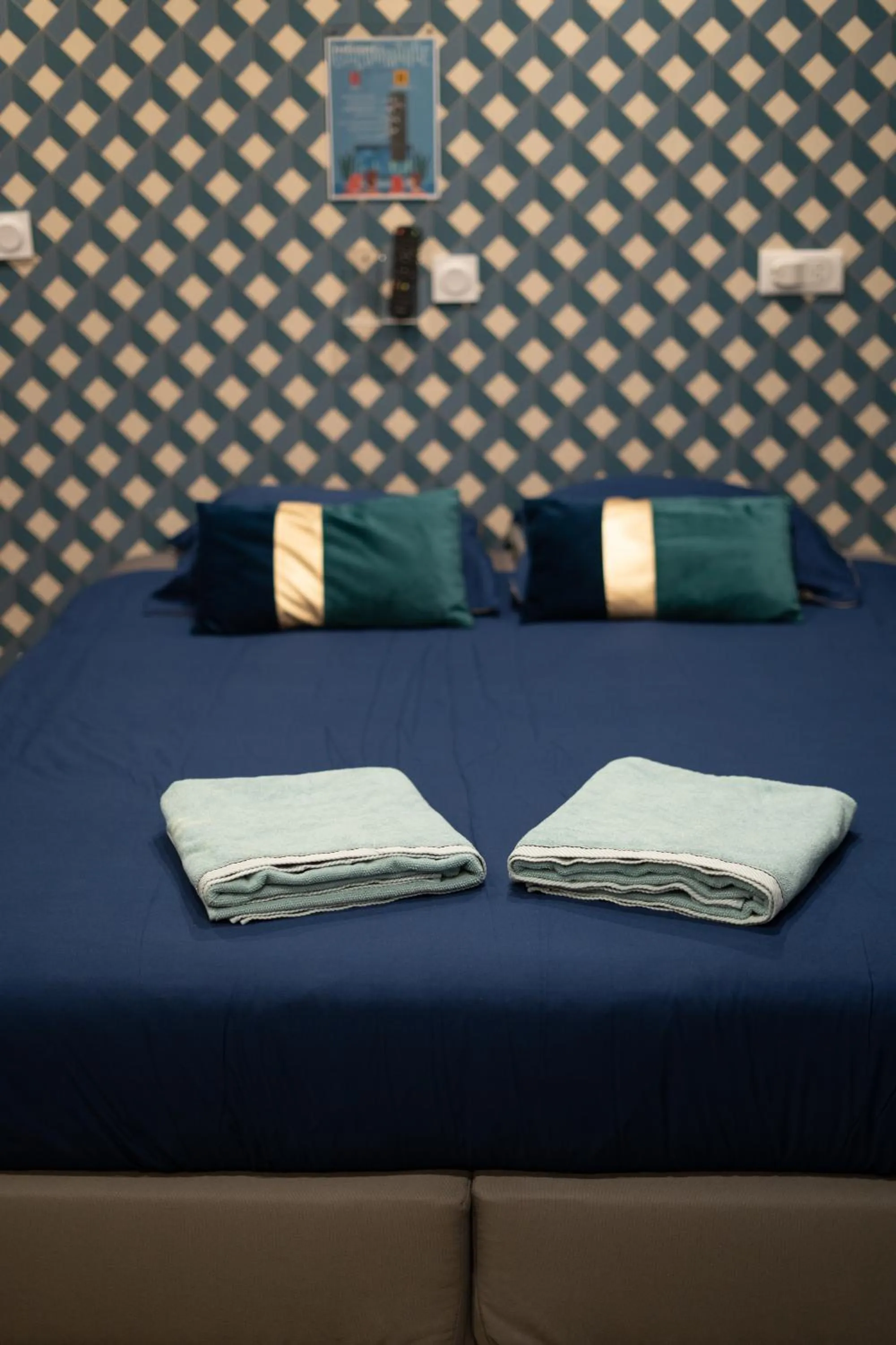 Bed in Capstay Color Valenciennes & Netflix