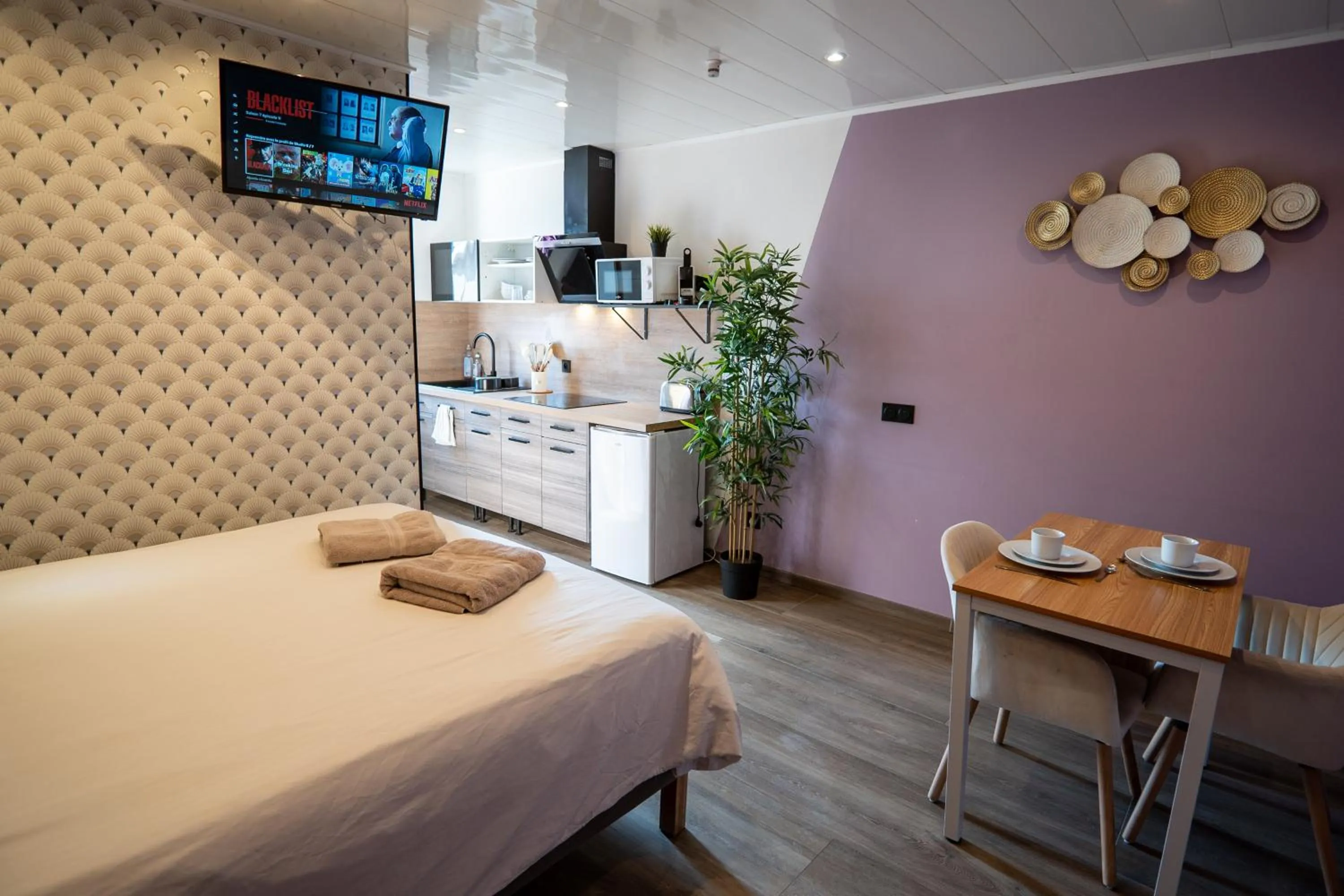 Photo of the whole room, Bed in Capstay Color Valenciennes & Netflix