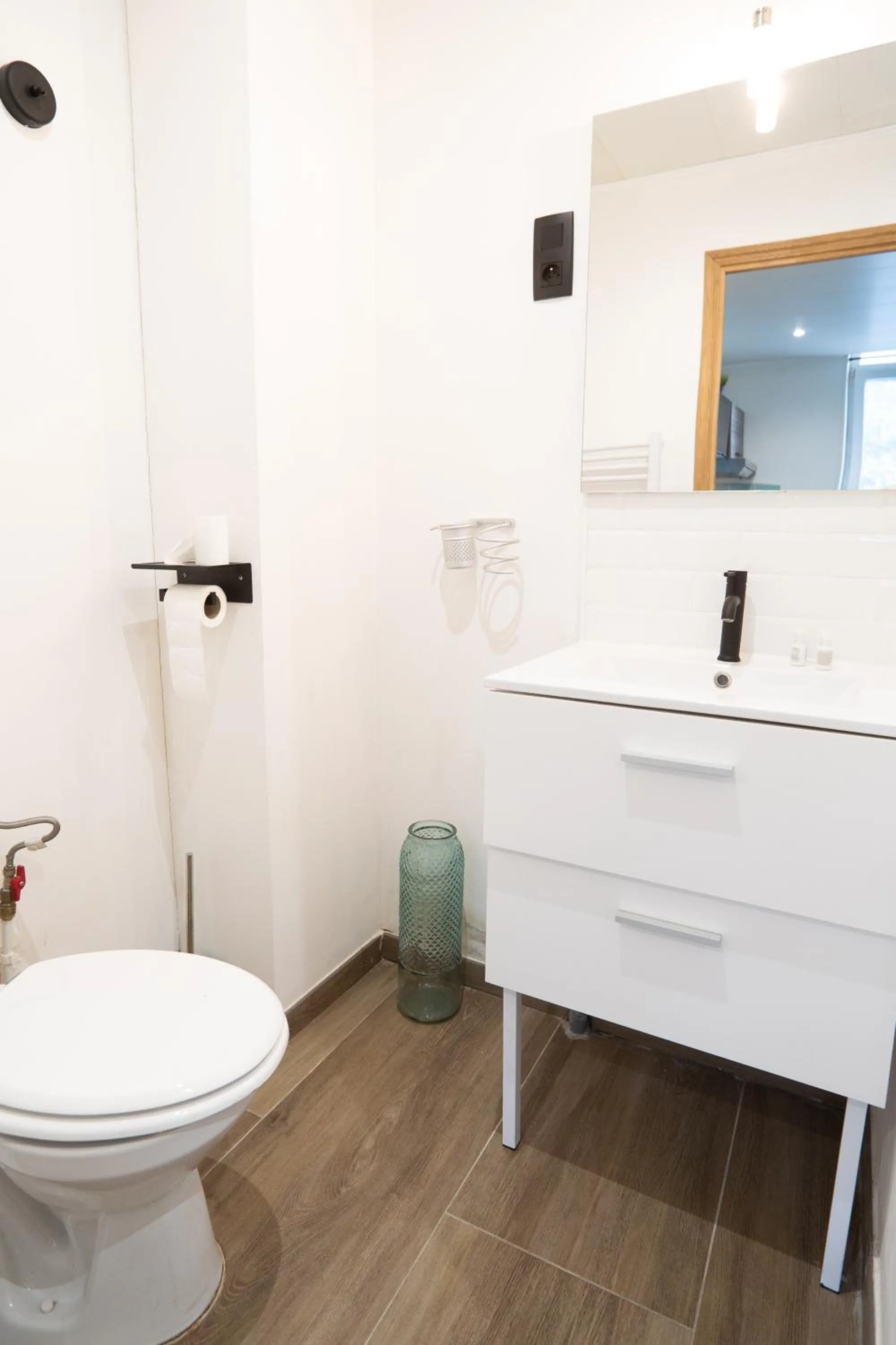 Toilet in Capstay Color Valenciennes & Netflix