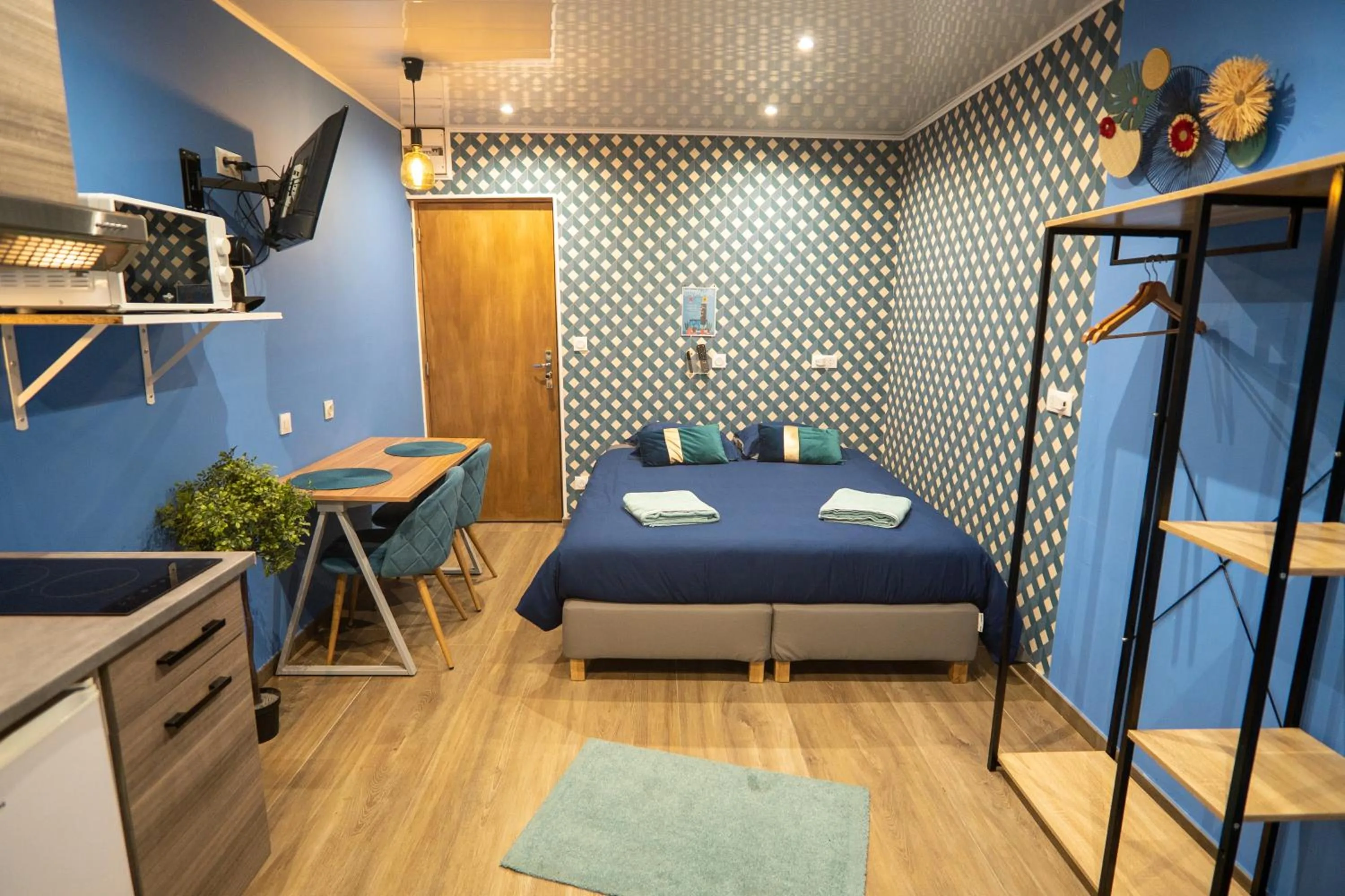 Photo of the whole room, Bed in Capstay Color Valenciennes & Netflix