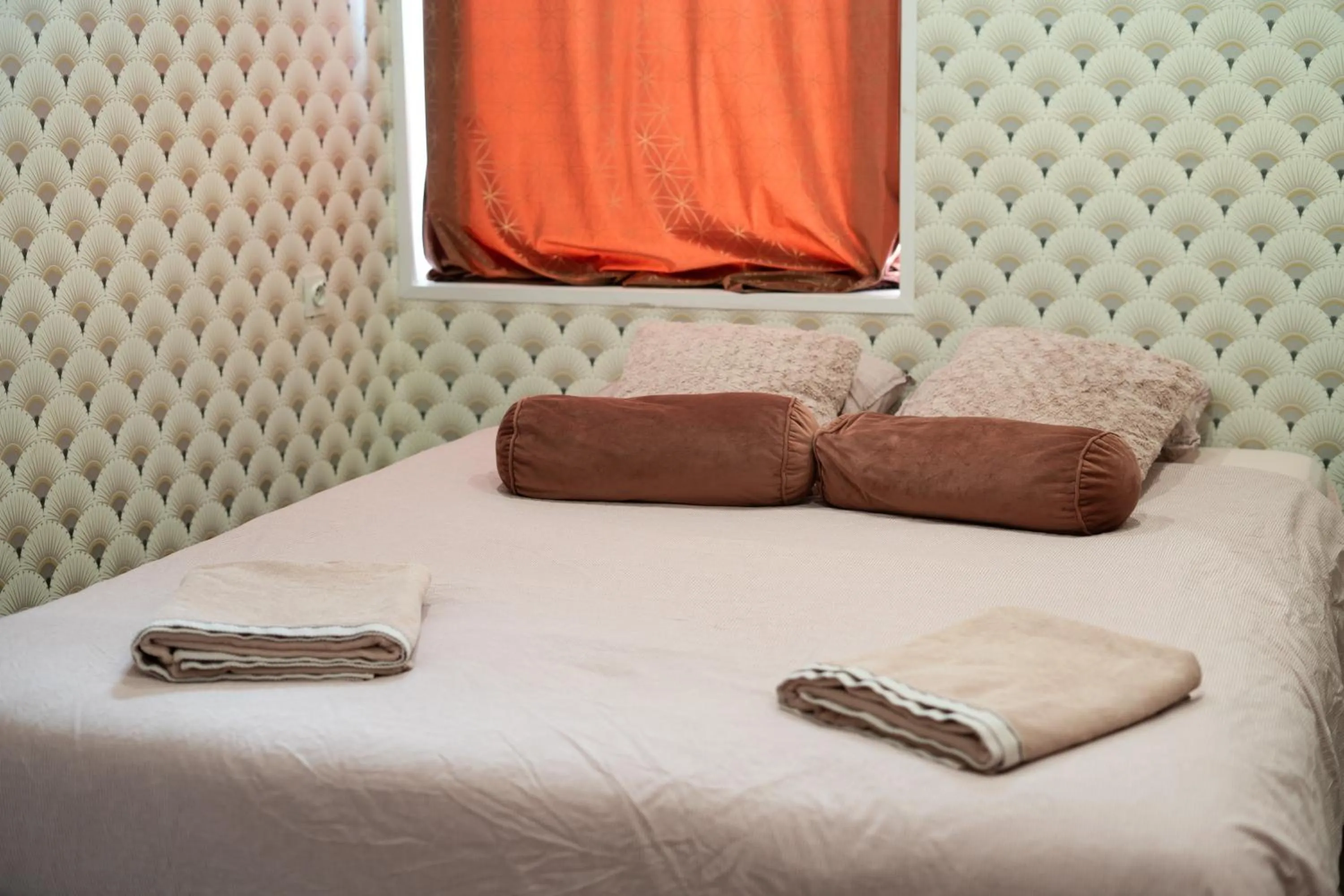 Bed in Capstay Color Valenciennes & Netflix