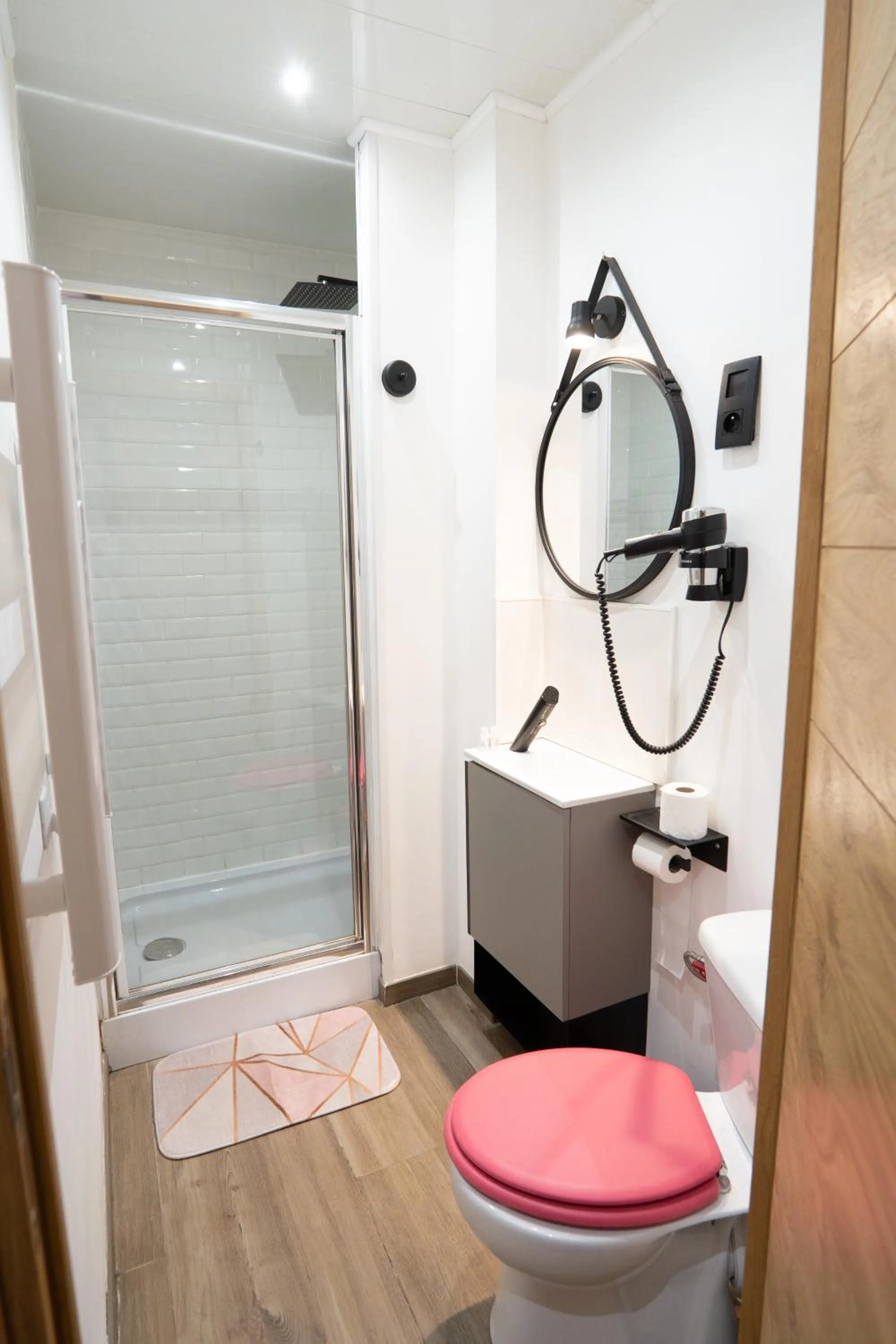 Bathroom in Capstay Color Valenciennes & Netflix