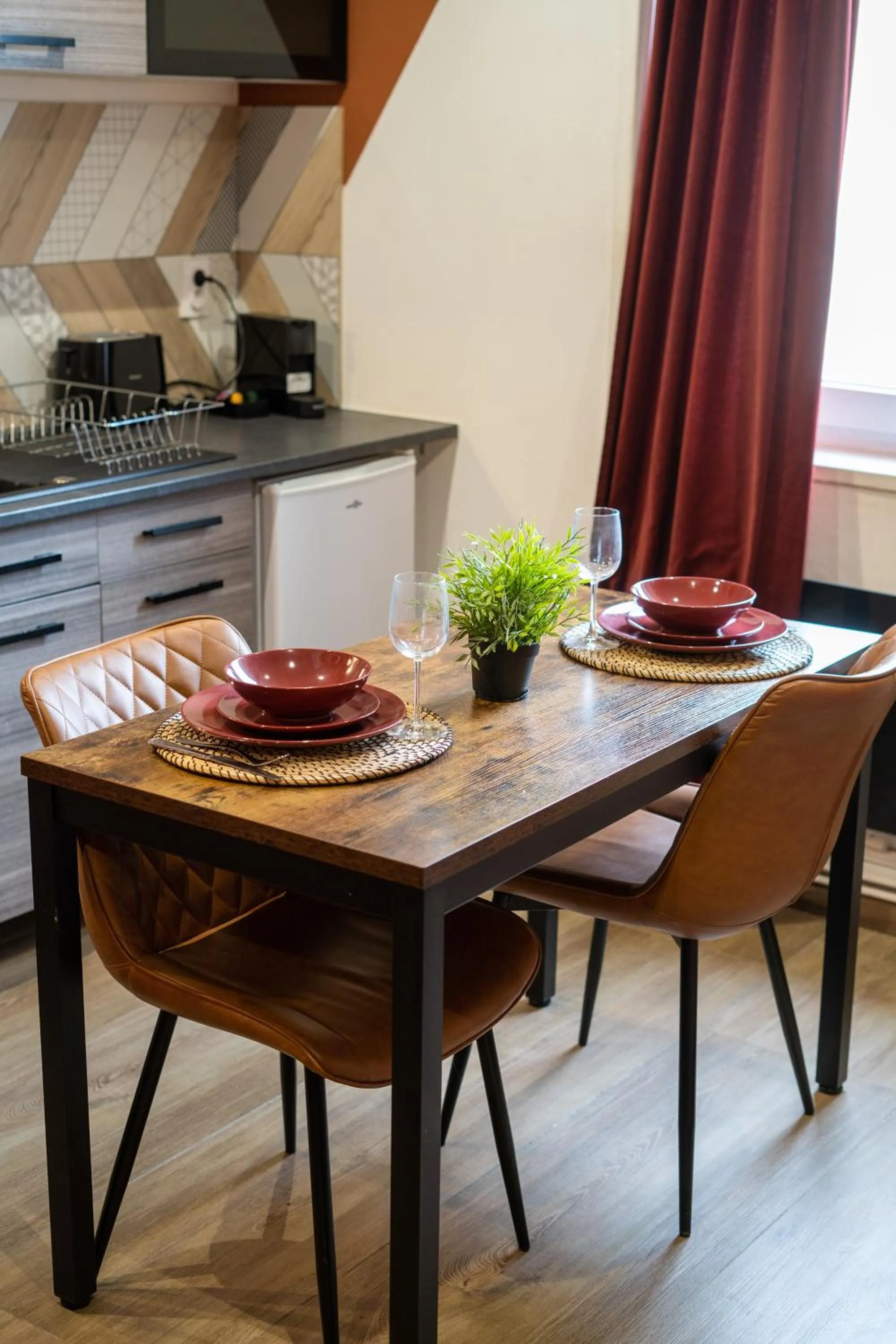 Dining area in Capstay Color Valenciennes & Netflix