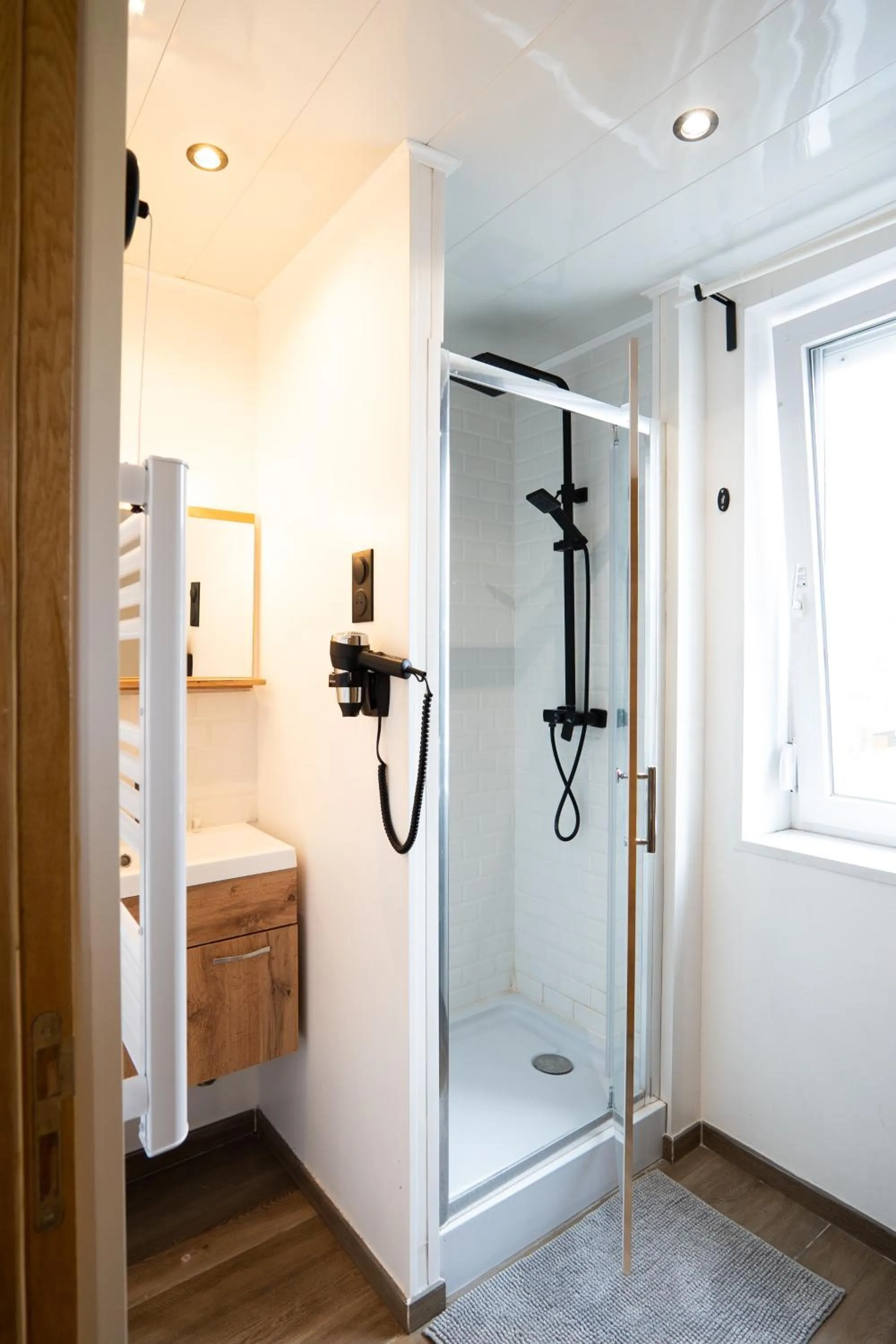 Shower in Capstay Color Valenciennes & Netflix