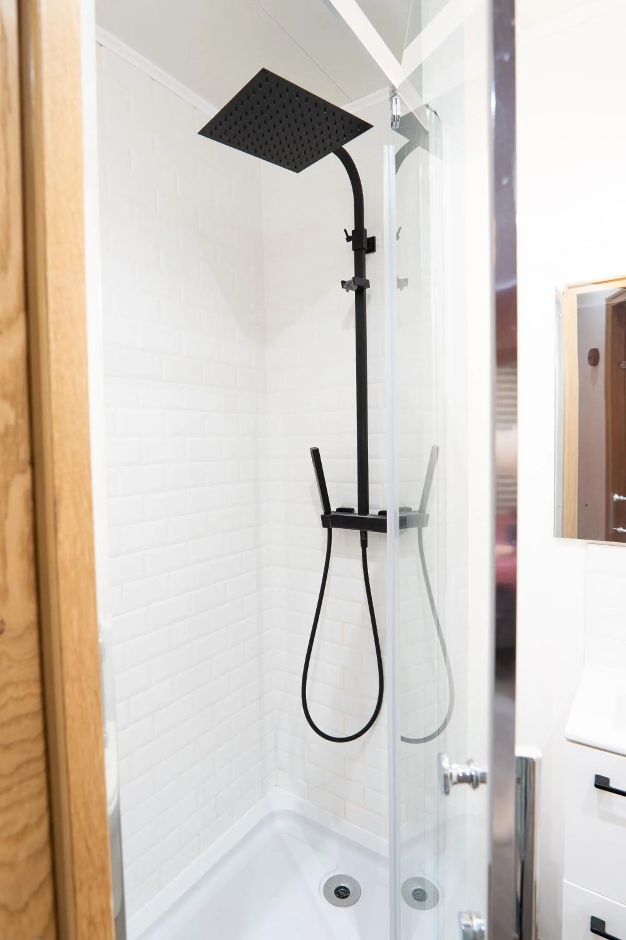 Shower in Capstay Color Valenciennes & Netflix