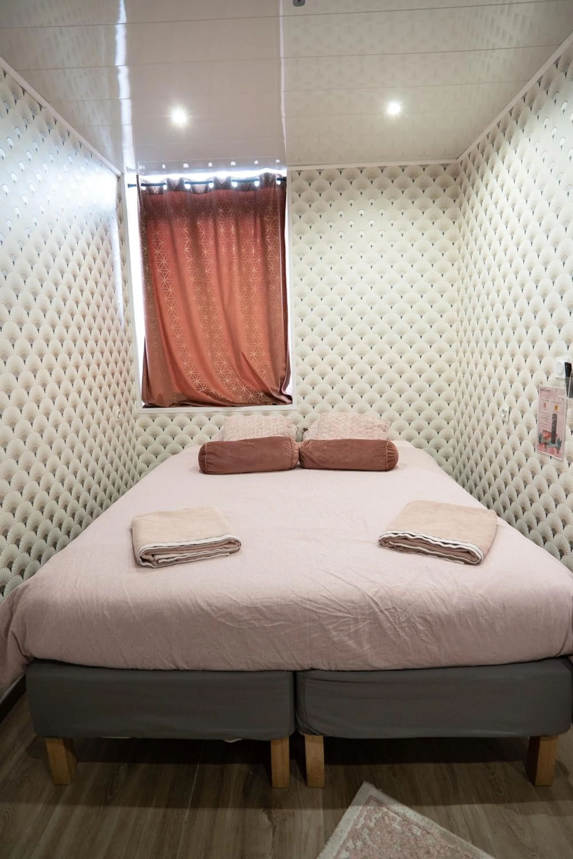 Bed in Capstay Color Valenciennes & Netflix