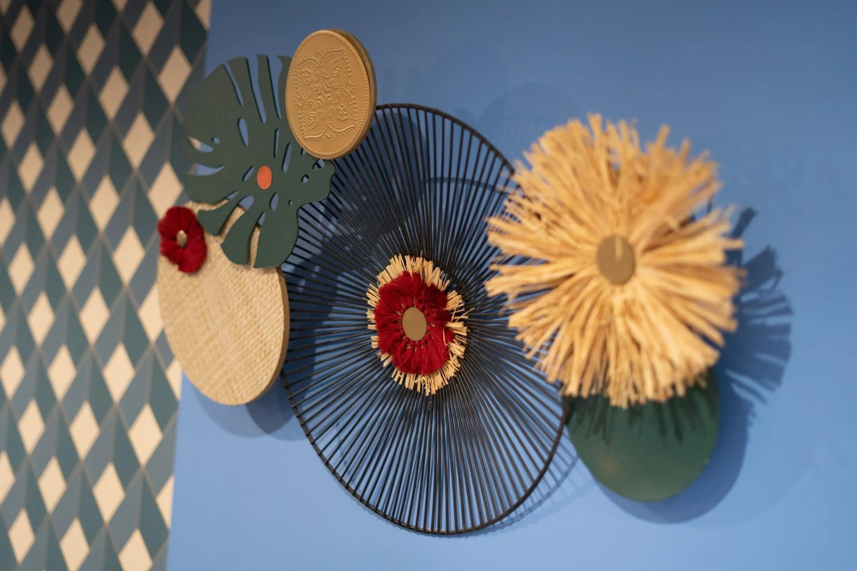 Decorative detail in Capstay Color Valenciennes & Netflix