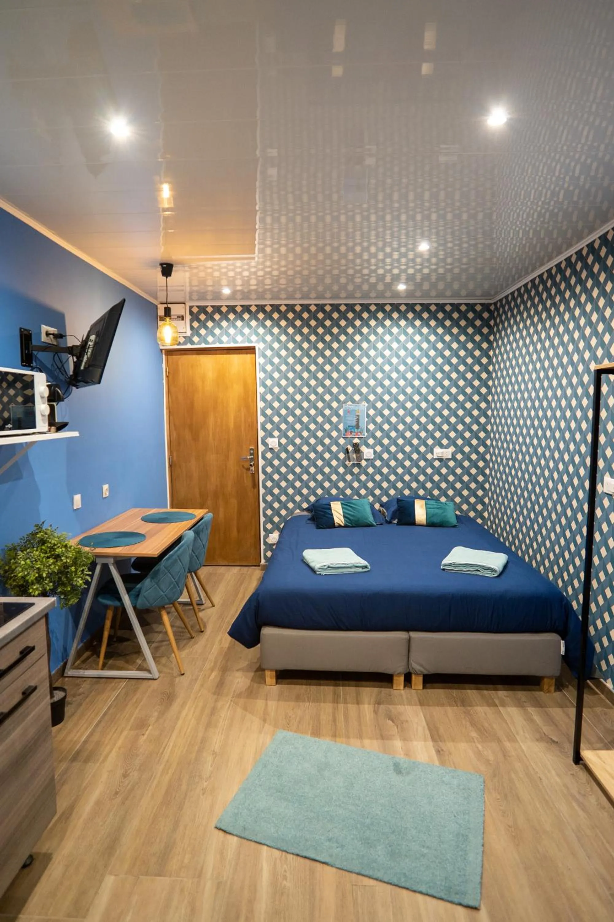 Photo of the whole room, Bed in Capstay Color Valenciennes & Netflix