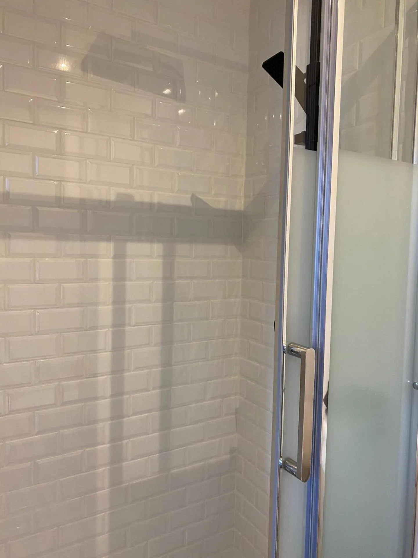 Shower in Capstay Color Valenciennes & Netflix