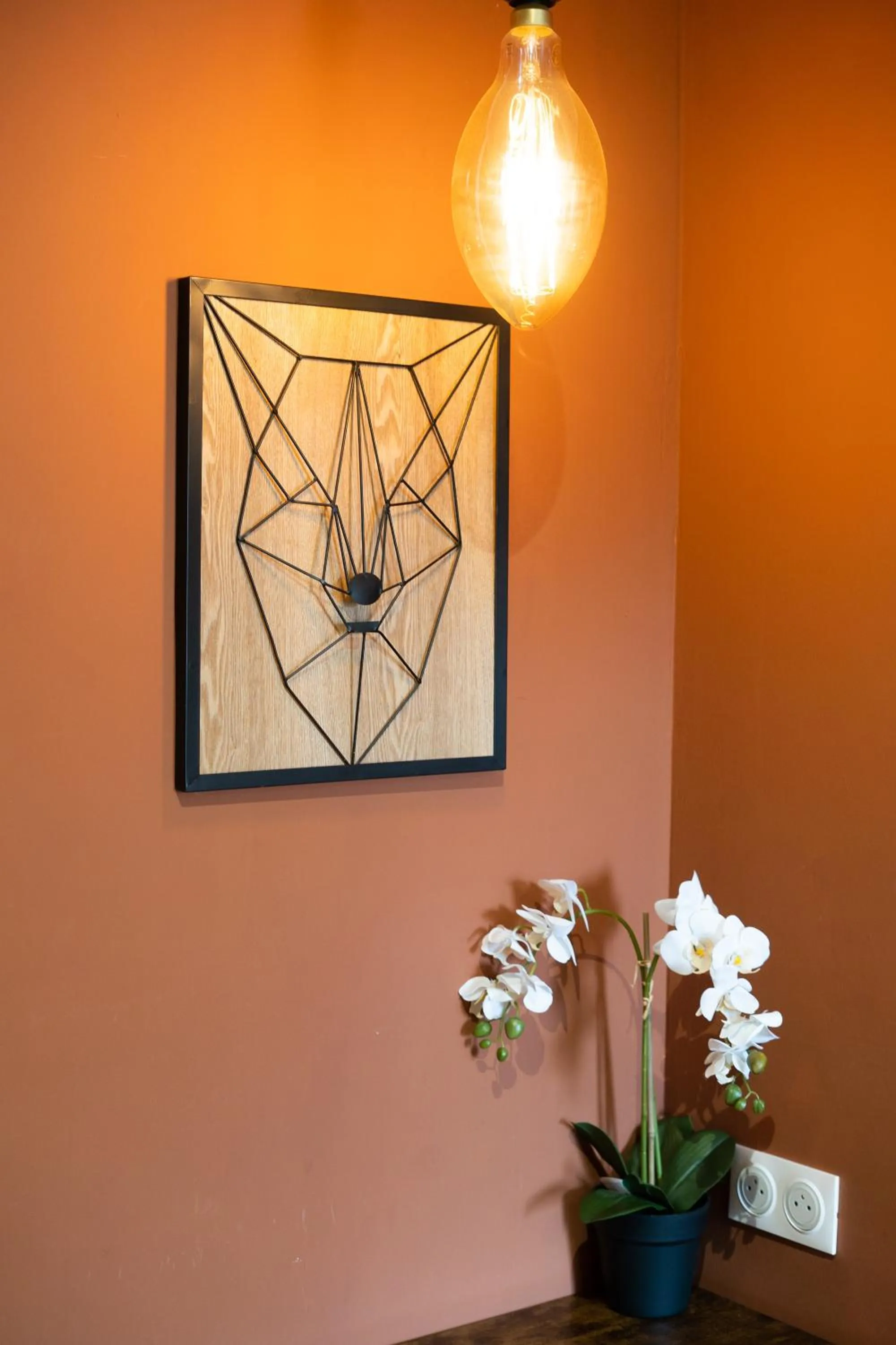 Decorative detail in Capstay Color Valenciennes & Netflix