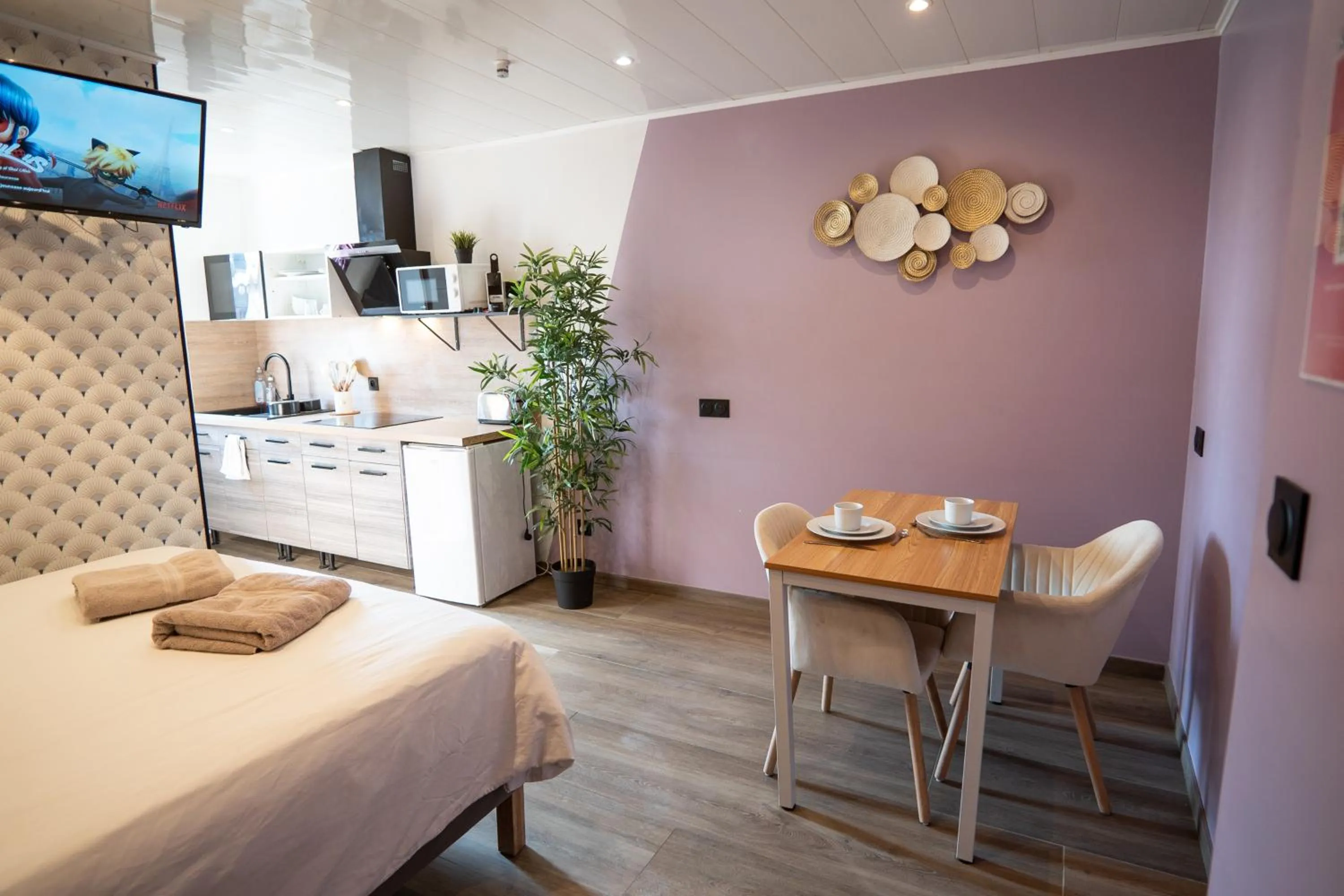 Dining area in Capstay Color Valenciennes & Netflix