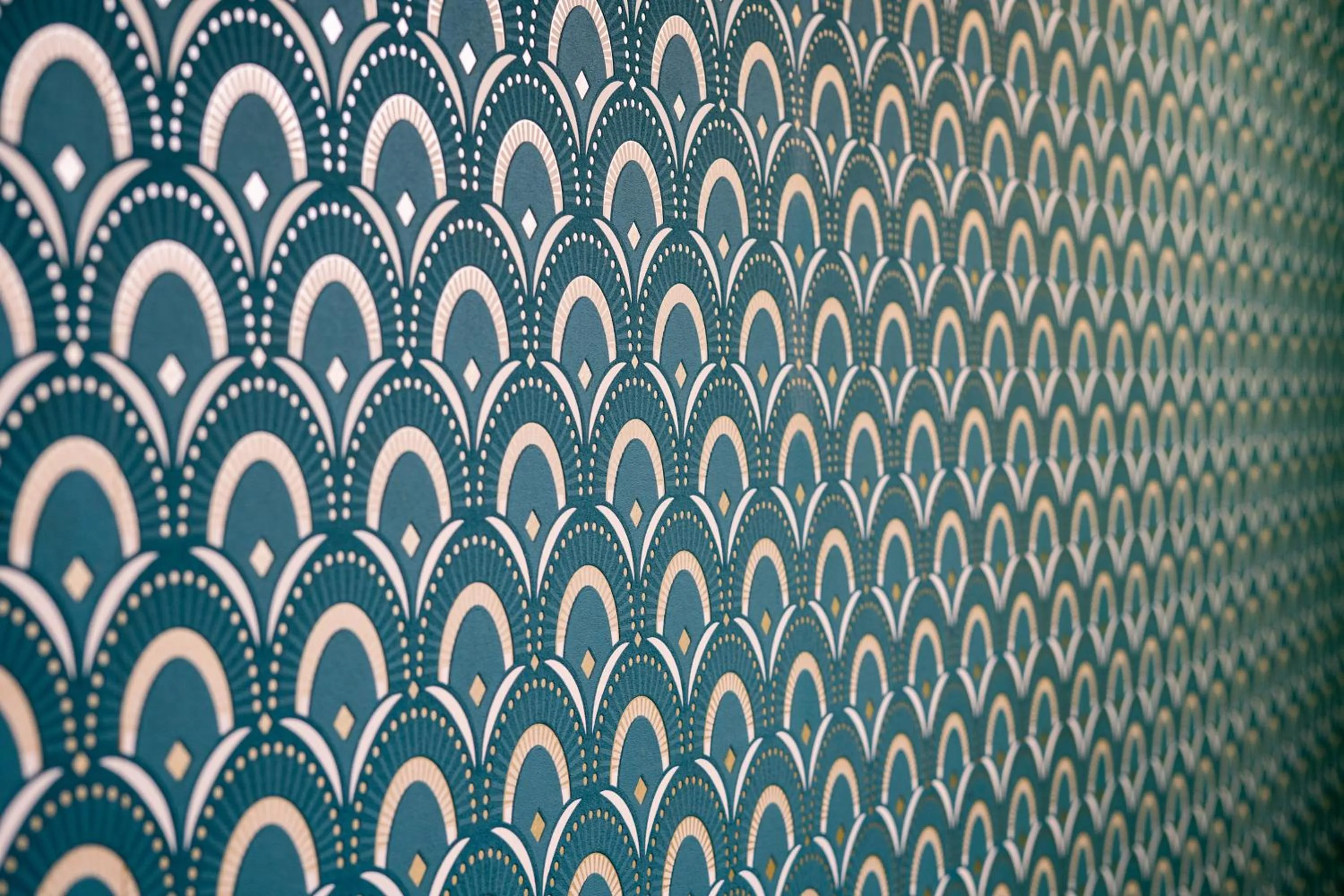 Decorative detail in Capstay Color Valenciennes & Netflix