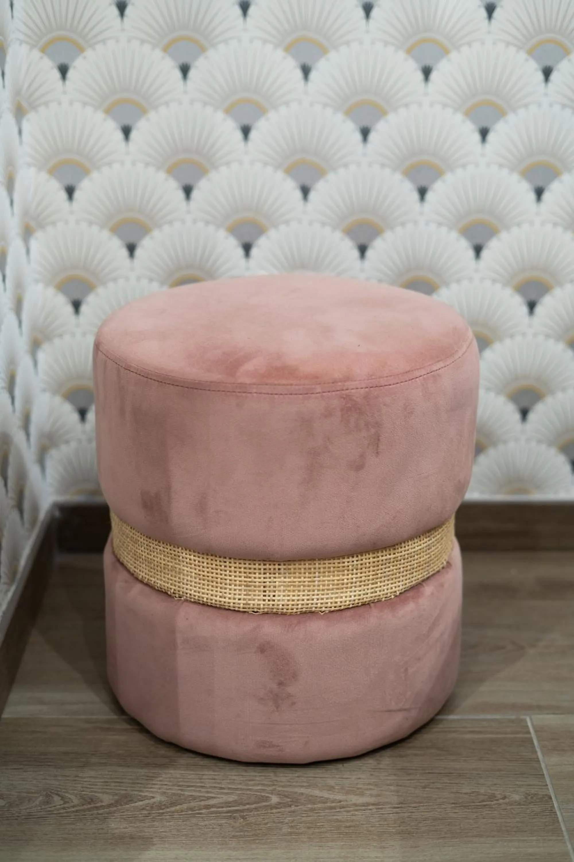 Decorative detail in Capstay Color Valenciennes & Netflix