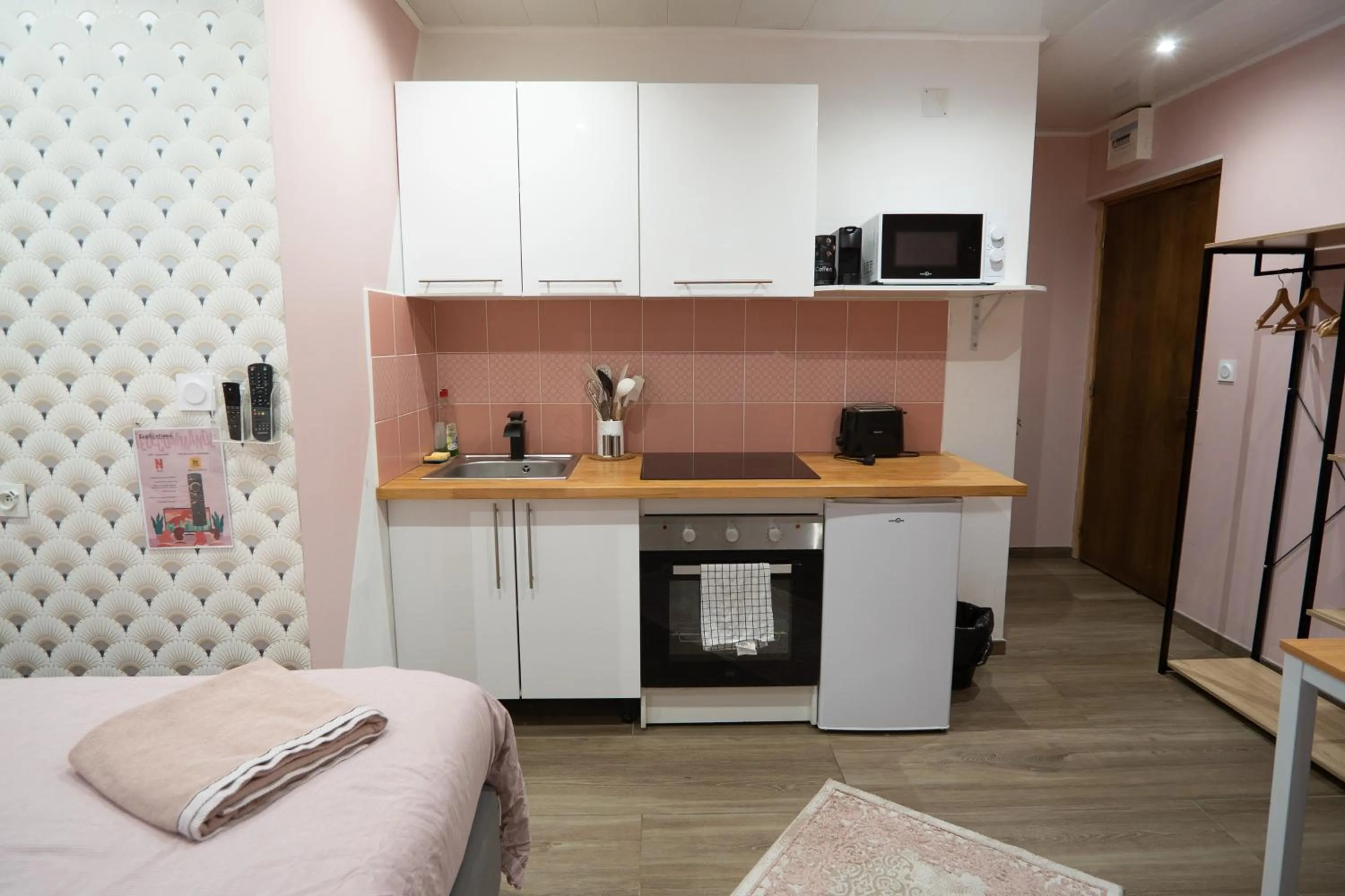 kitchen in Capstay Color Valenciennes & Netflix