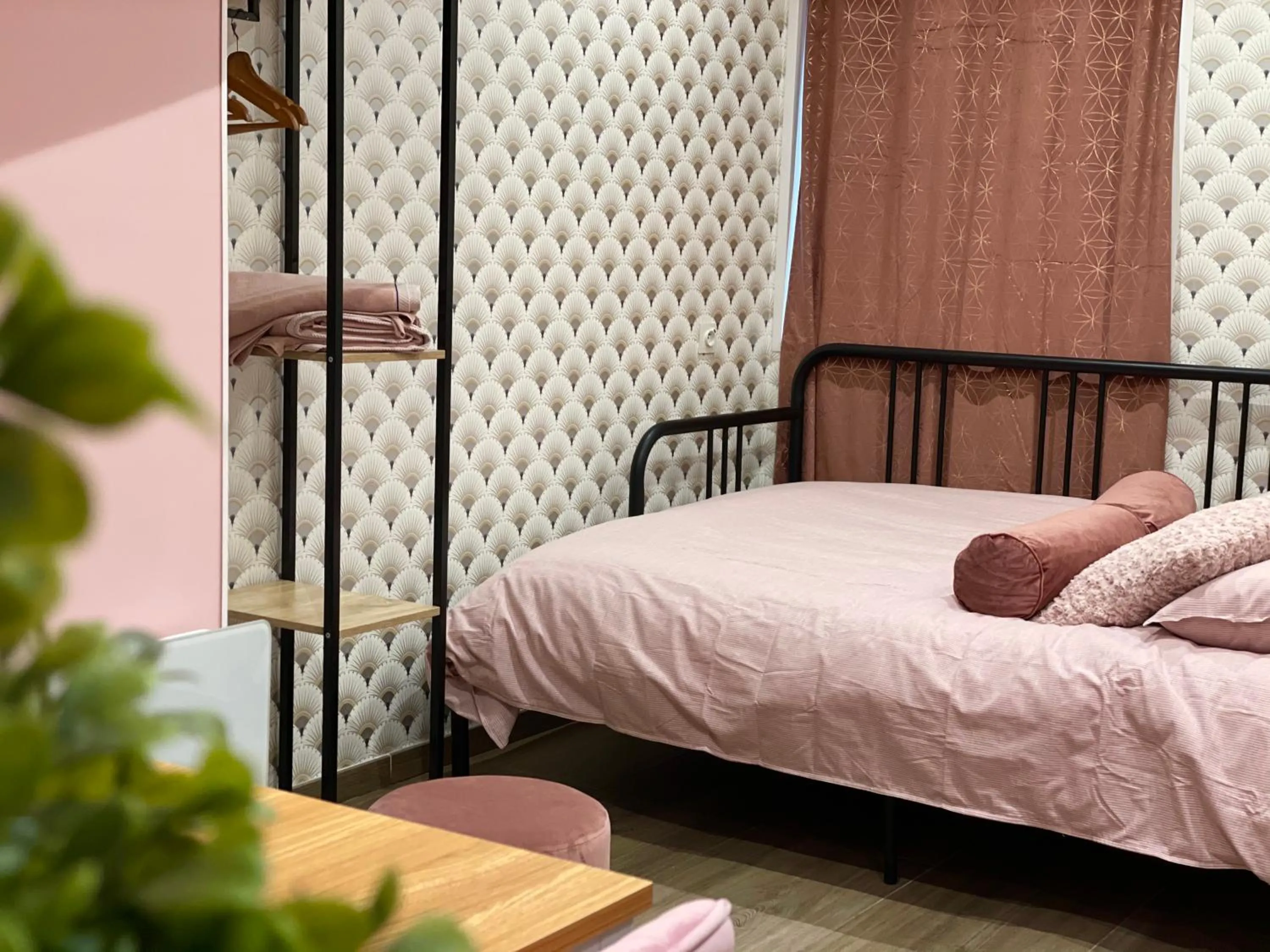 Bed in Capstay Color Valenciennes & Netflix