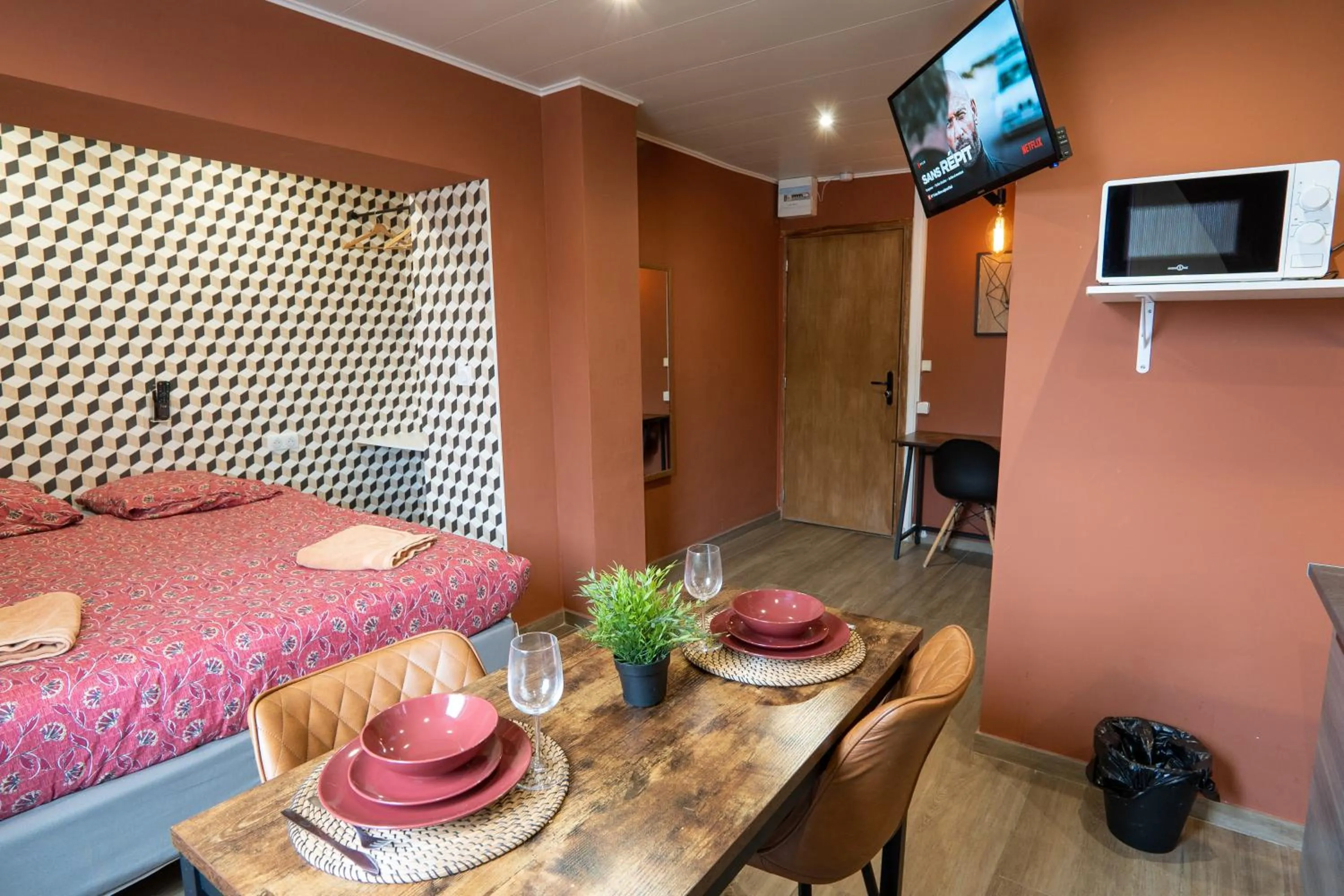 Dining area, Bed in Capstay Color Valenciennes & Netflix