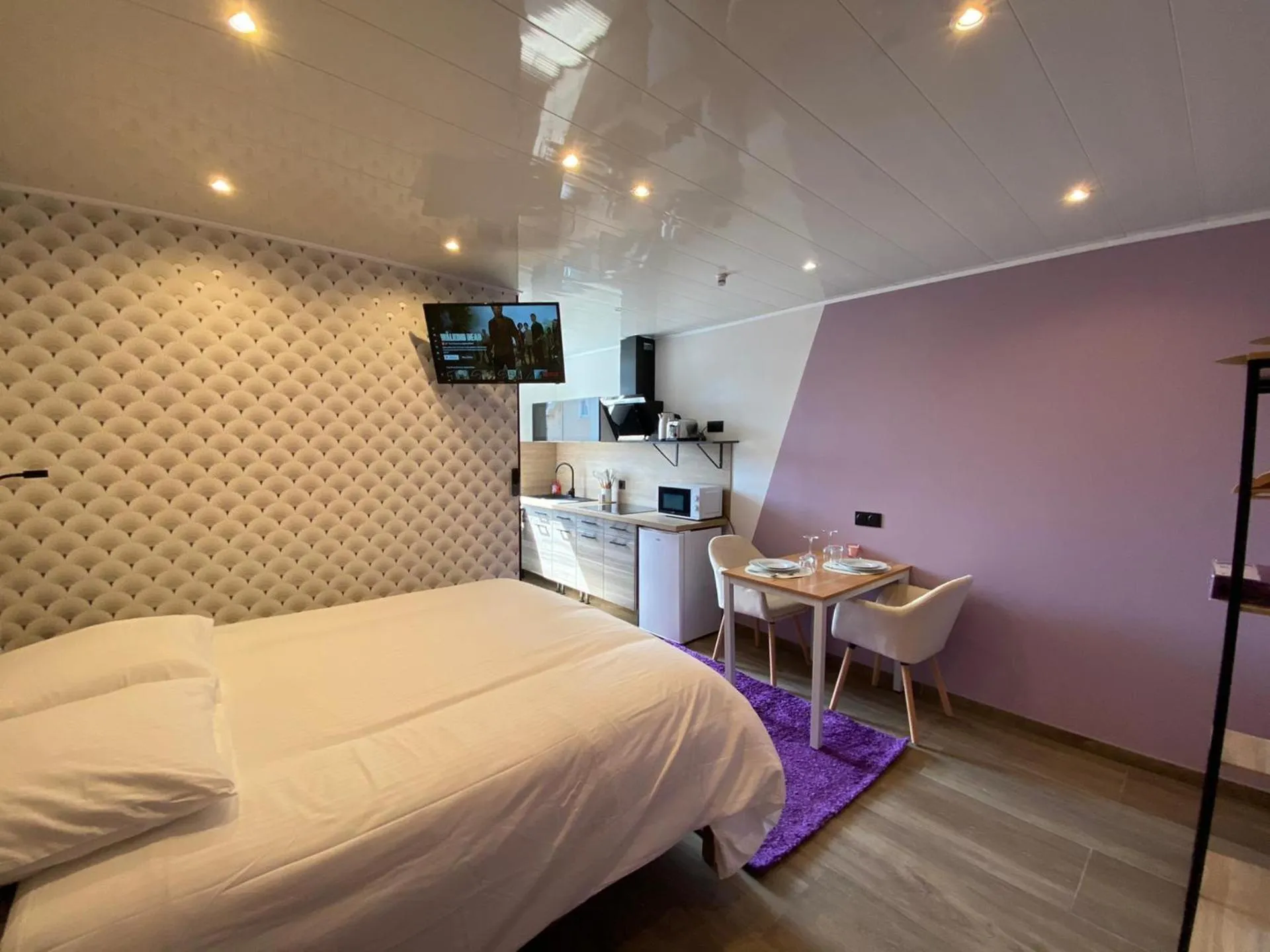 Bed in Capstay Color Valenciennes & Netflix