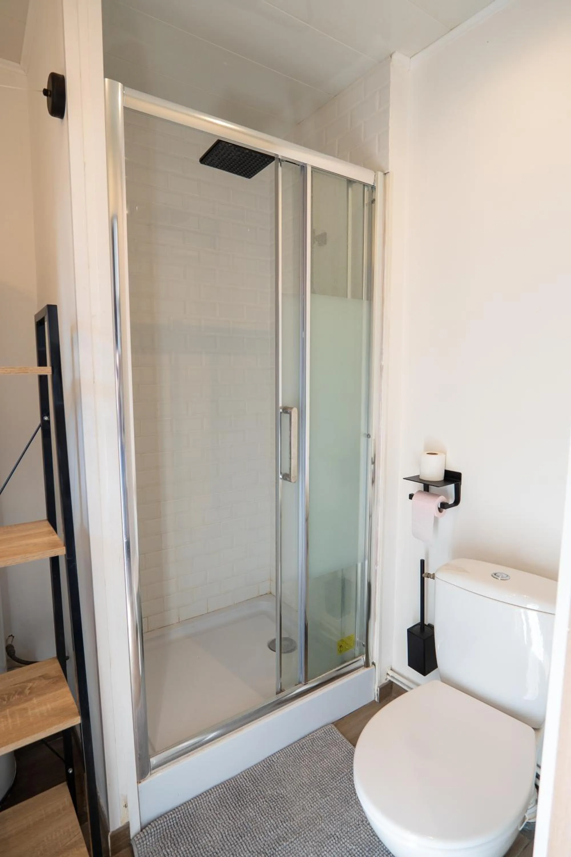 Bathroom in Capstay Color Valenciennes & Netflix