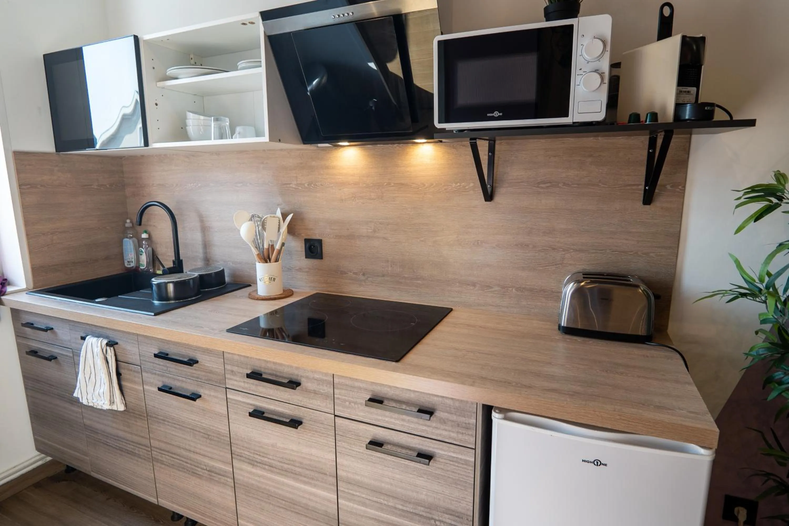 kitchen in Capstay Color Valenciennes & Netflix