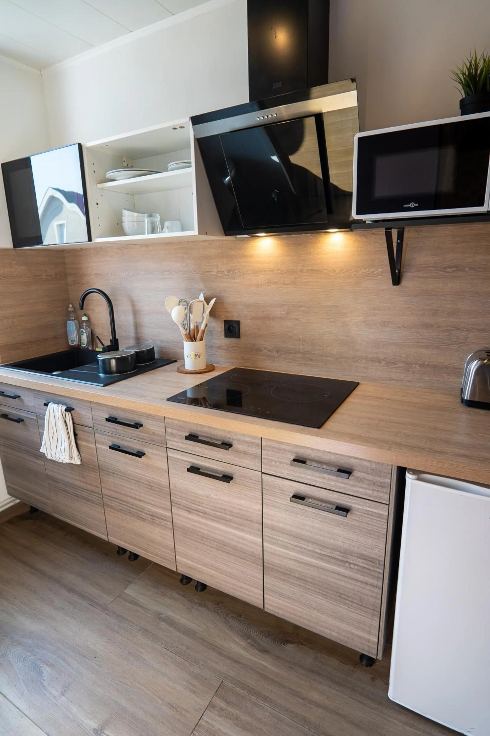 kitchen in Capstay Color Valenciennes & Netflix