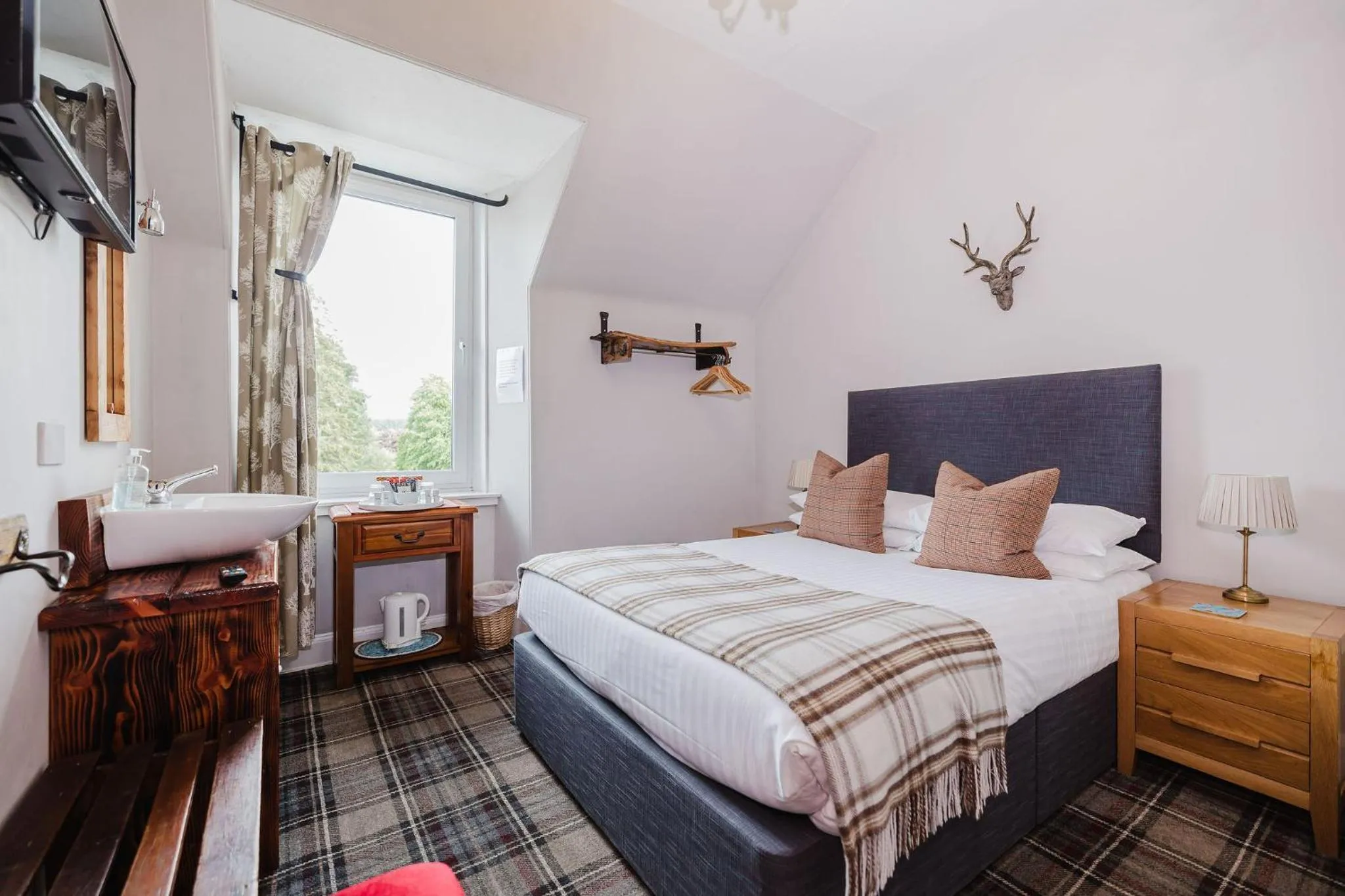 Bedroom, Bed in Whitebridge Hotel