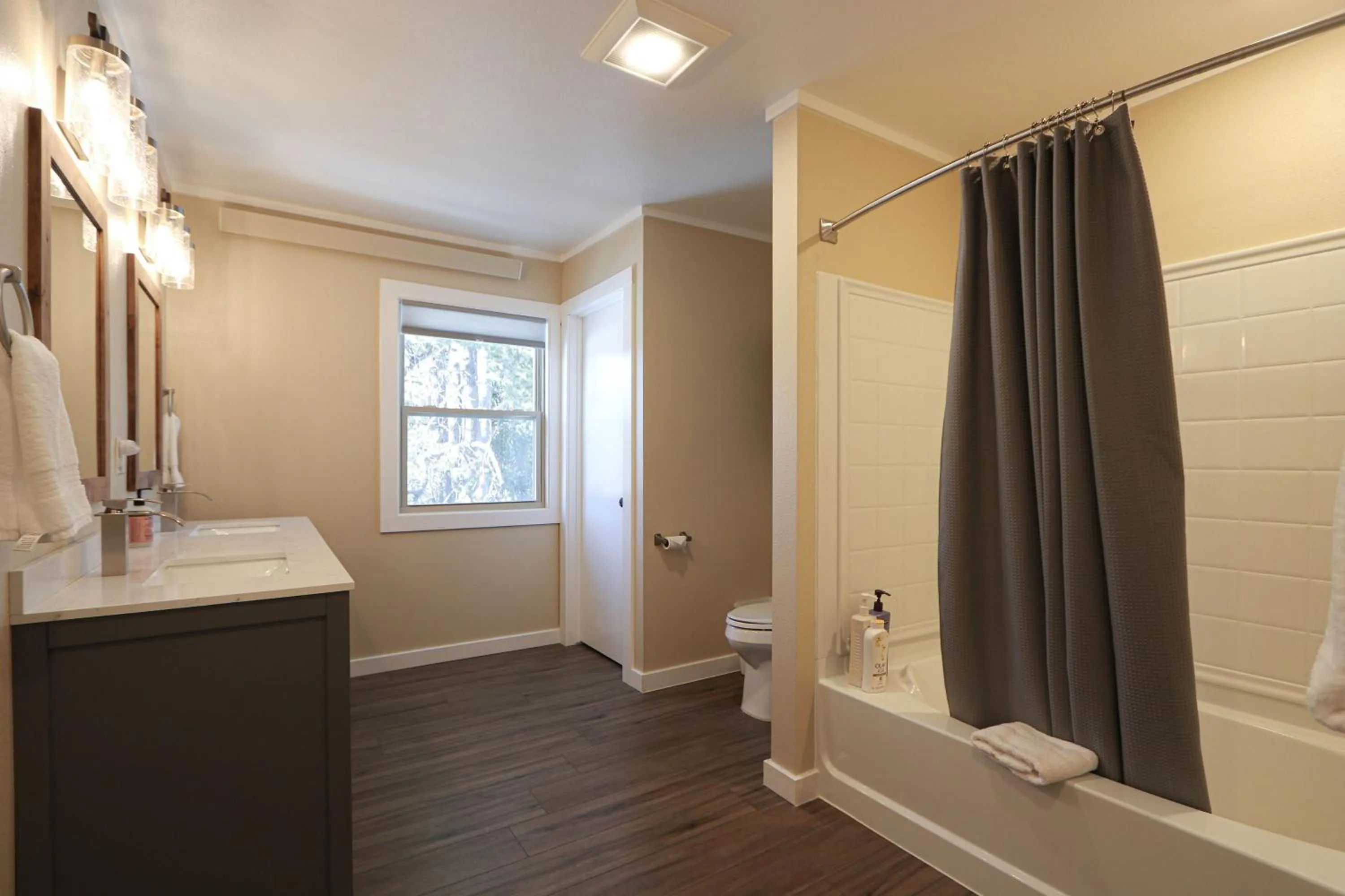 Shower in Shepherd Family Retreats- Fox