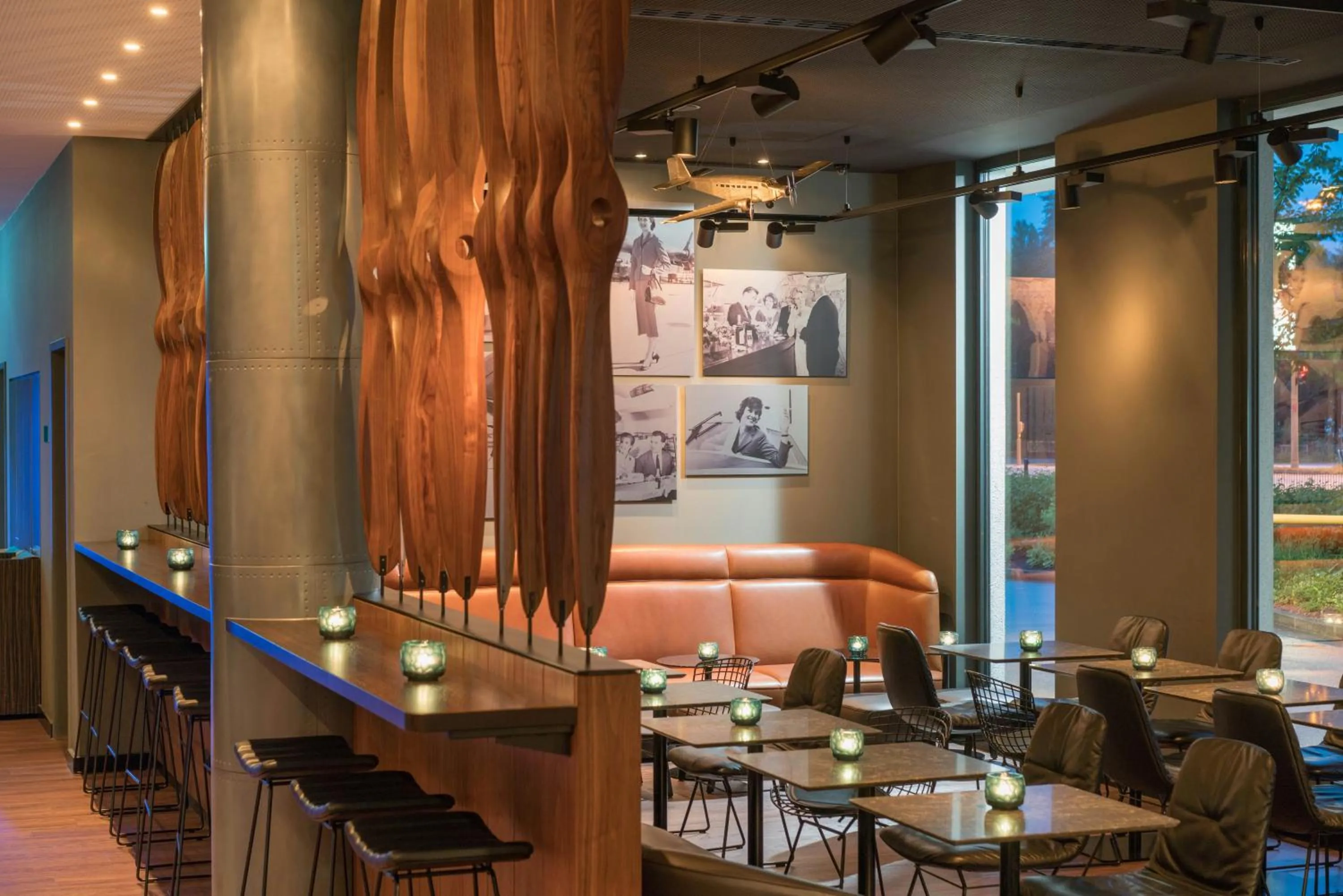 Lounge or bar in Motel One Hamburg Airport