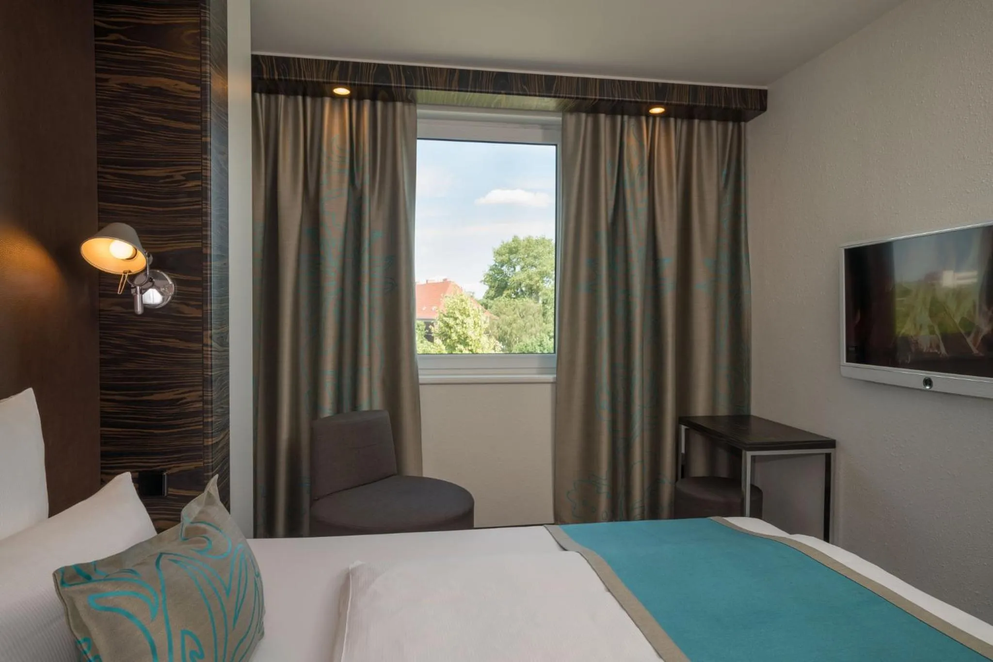 Photo of the whole room, Bed in Motel One Hamburg Airport