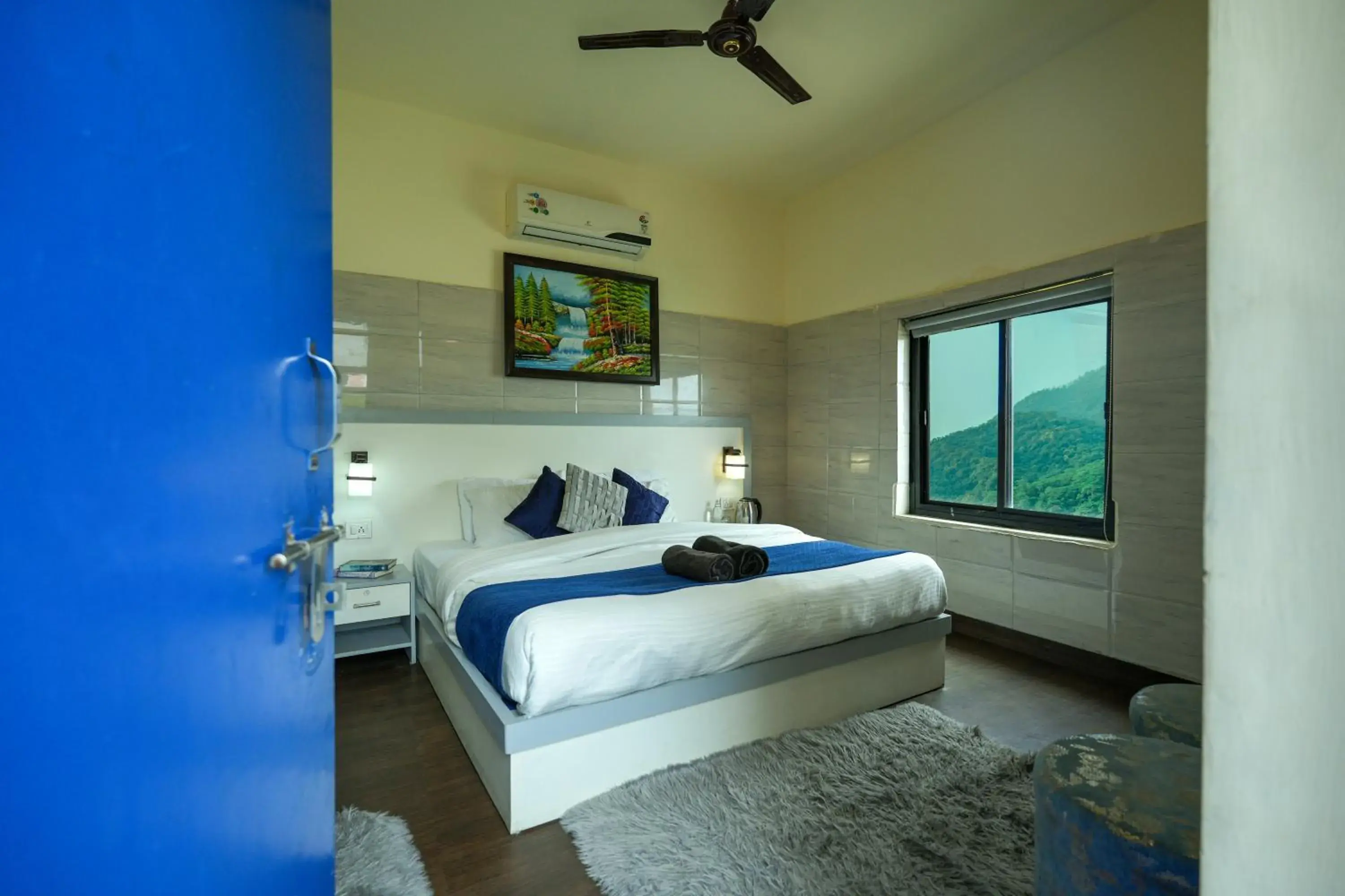 Deluxe Double Room in Shalom Backpackers Rishikesh Deluxe Double Room in Shalom Backpackers Rishikesh